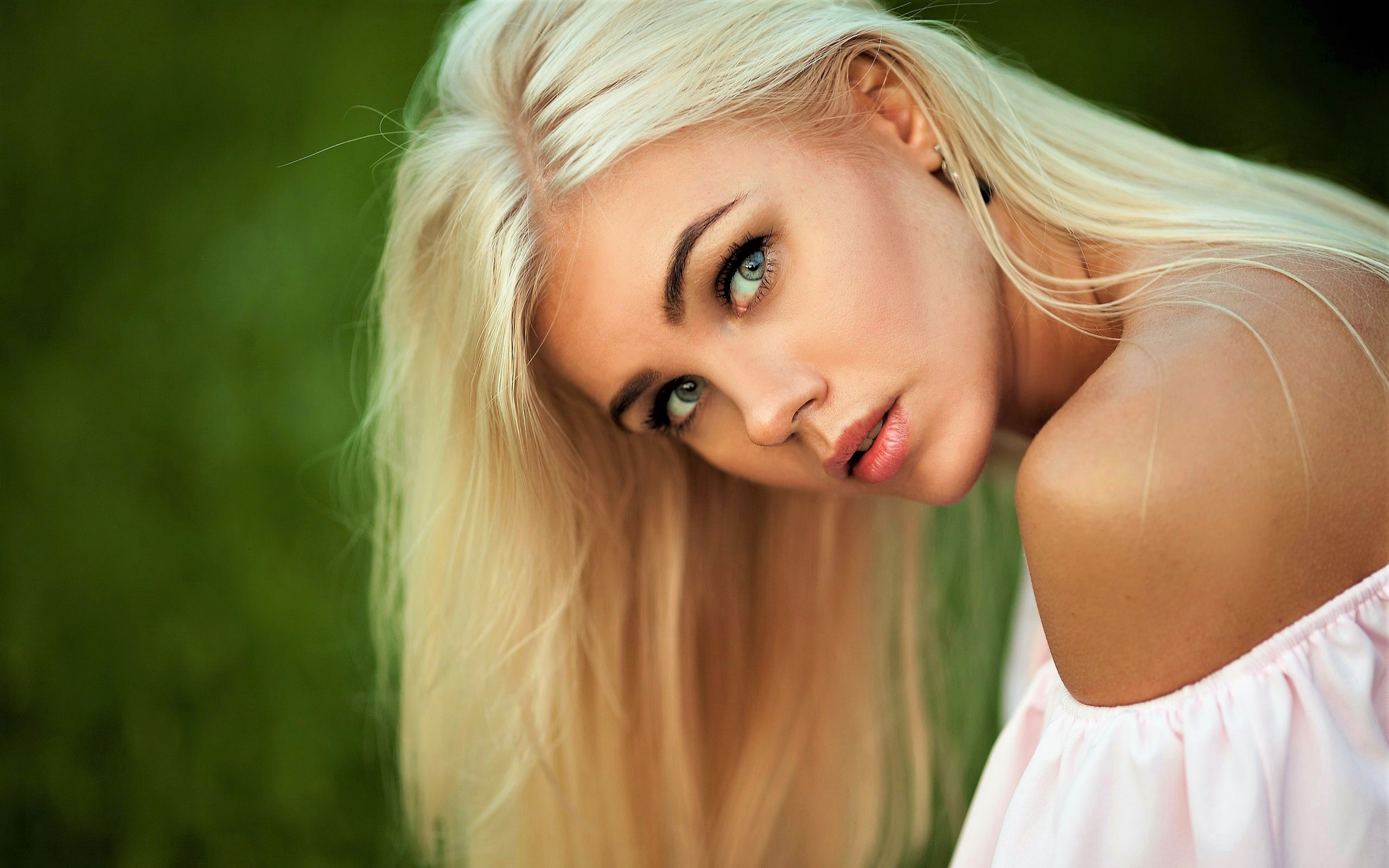 Beautifull blonde girl showing perfect