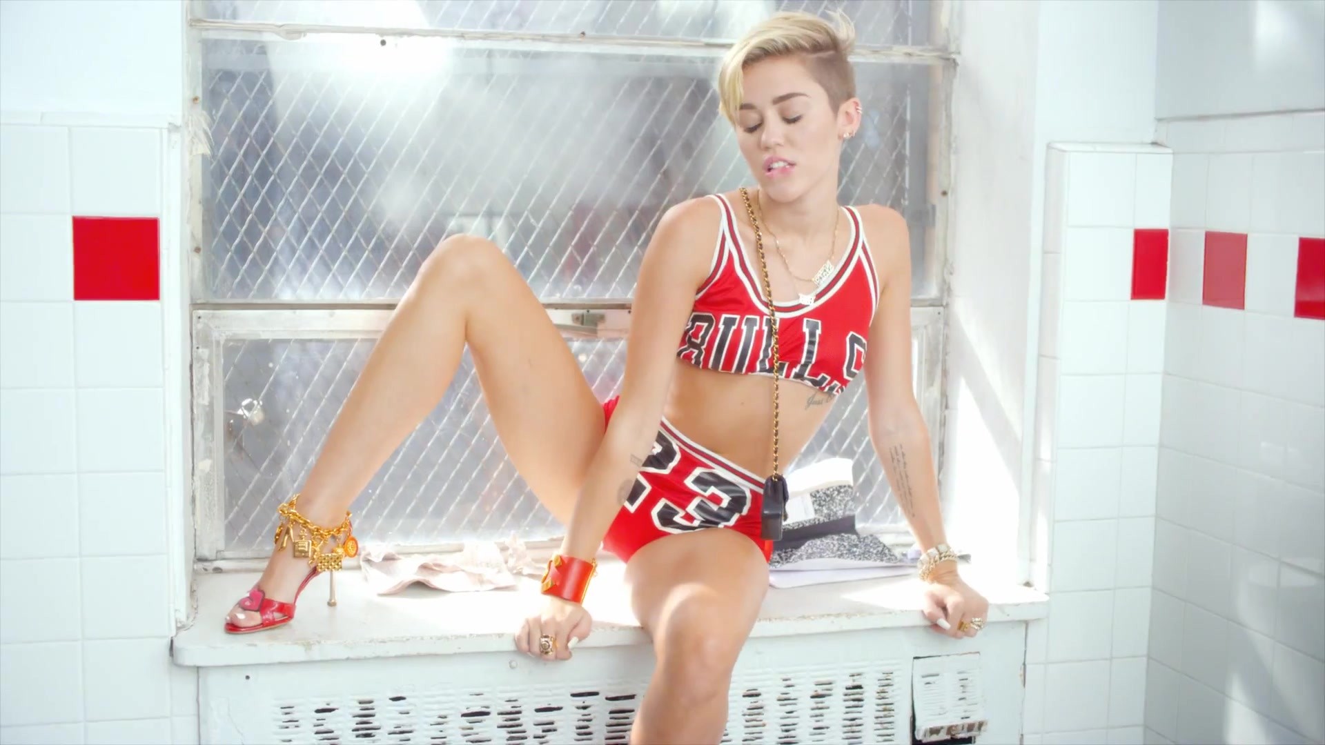 Miley Cyrus See Through Photoshop
