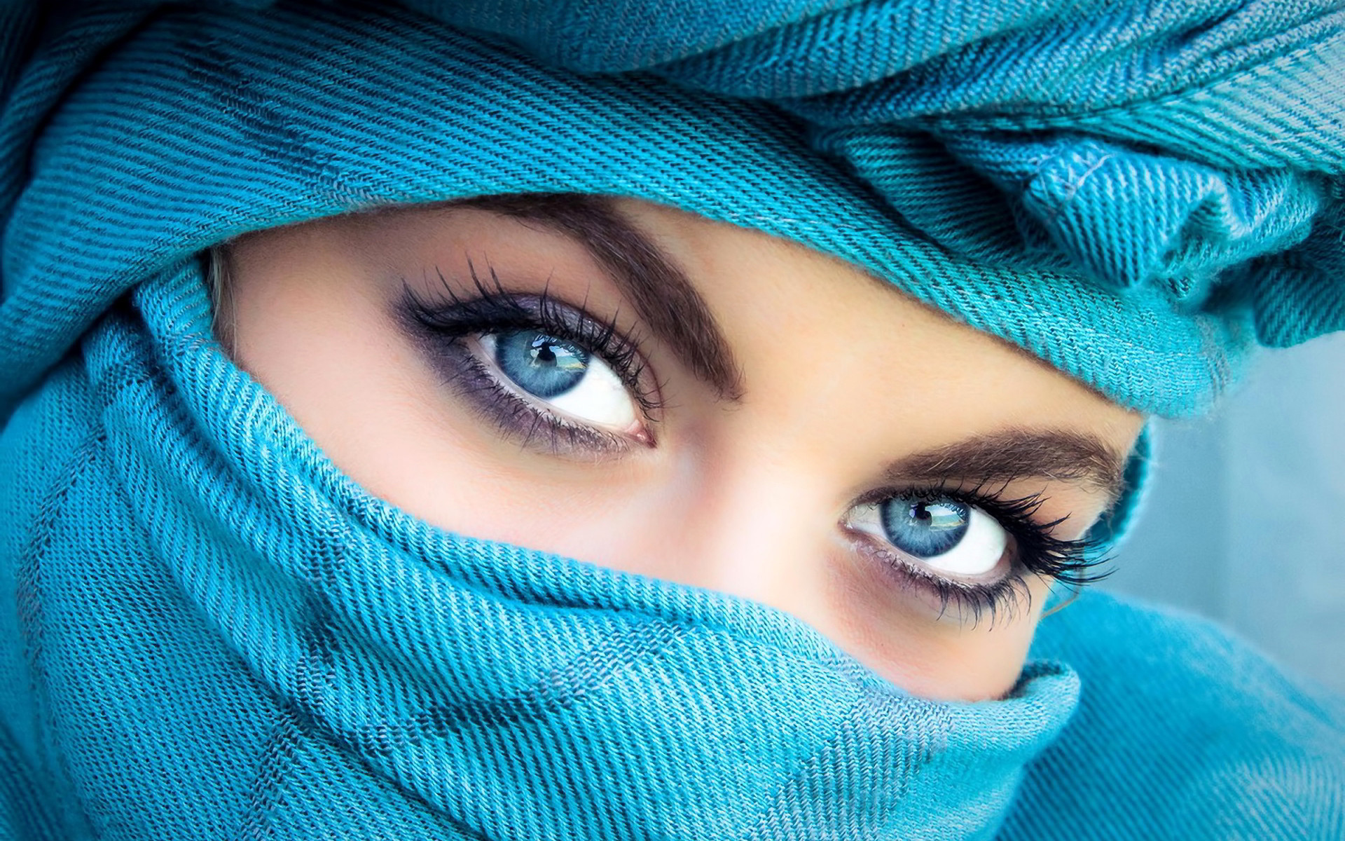 Quotes On Beautiful Eyes Of A Girl In Urdu