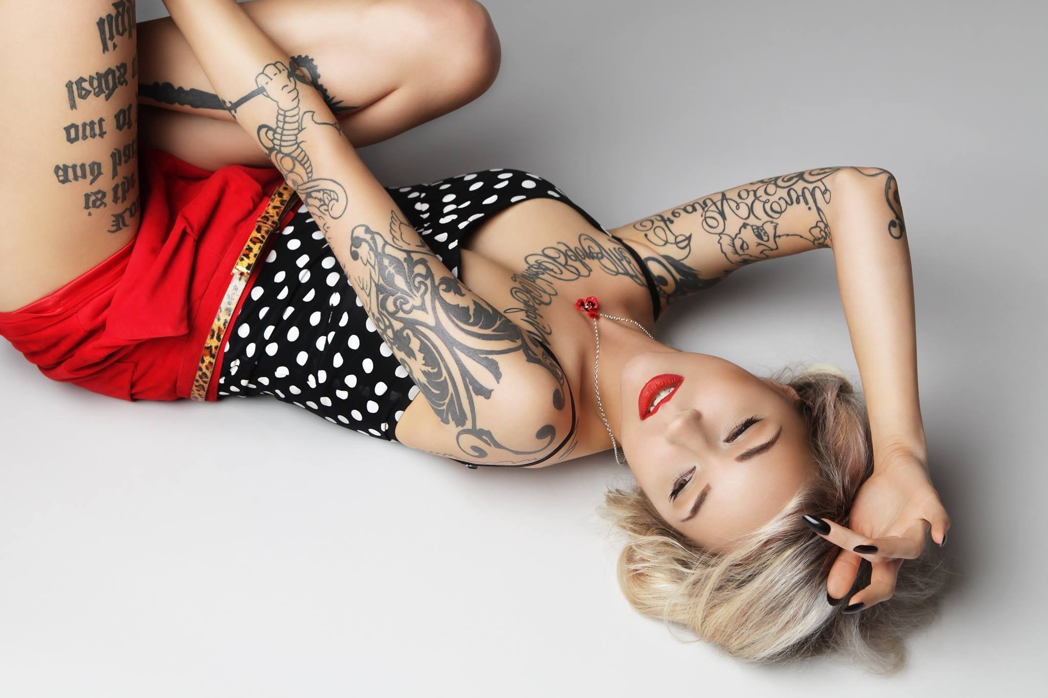 Сексуальная блондинка с татуировками на теле дает хахалю раком