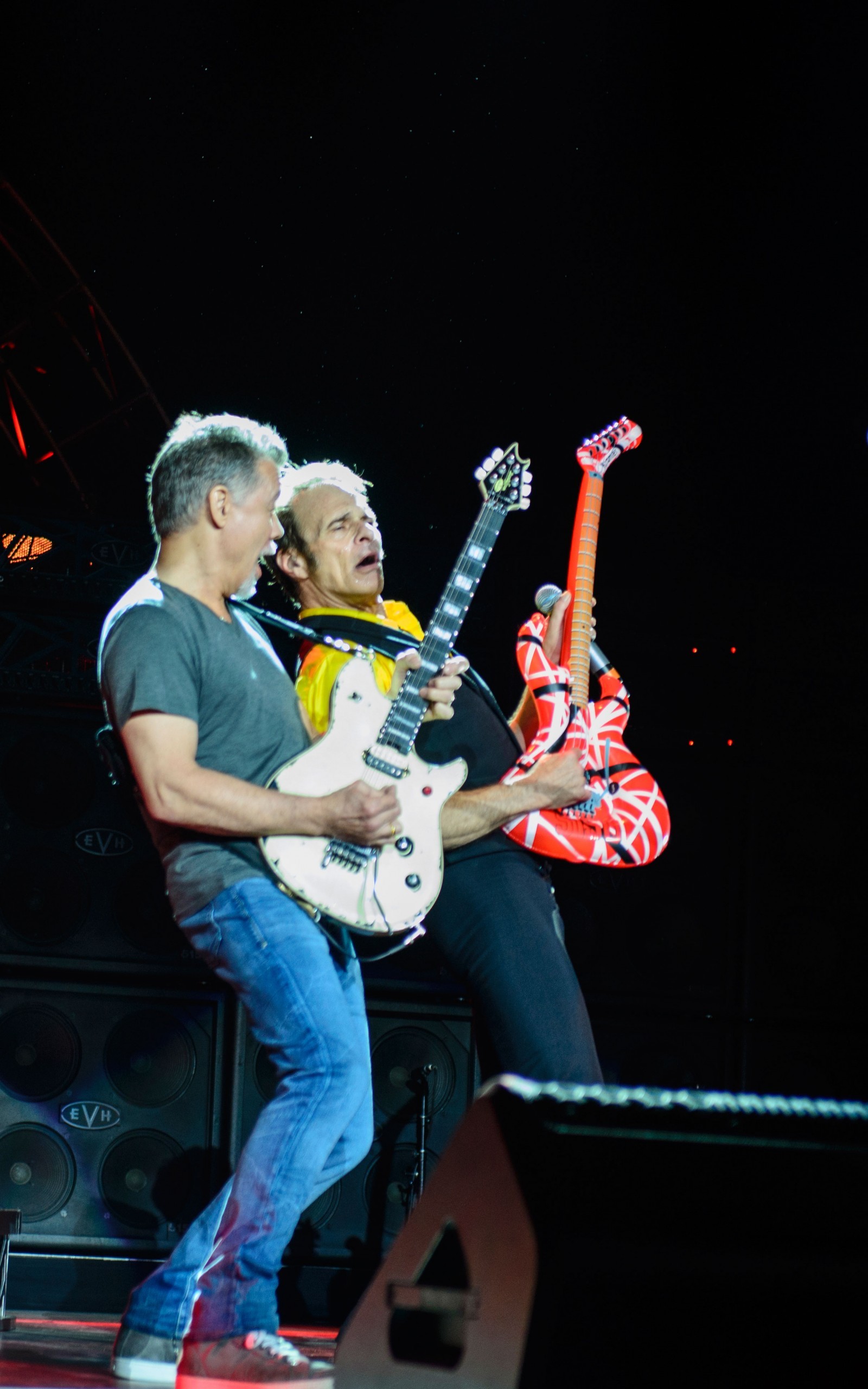 Featured image of post Wallpaper Eddie Van Halen Frankenstrat Eddie van halen hams it up at the us festival may 1983