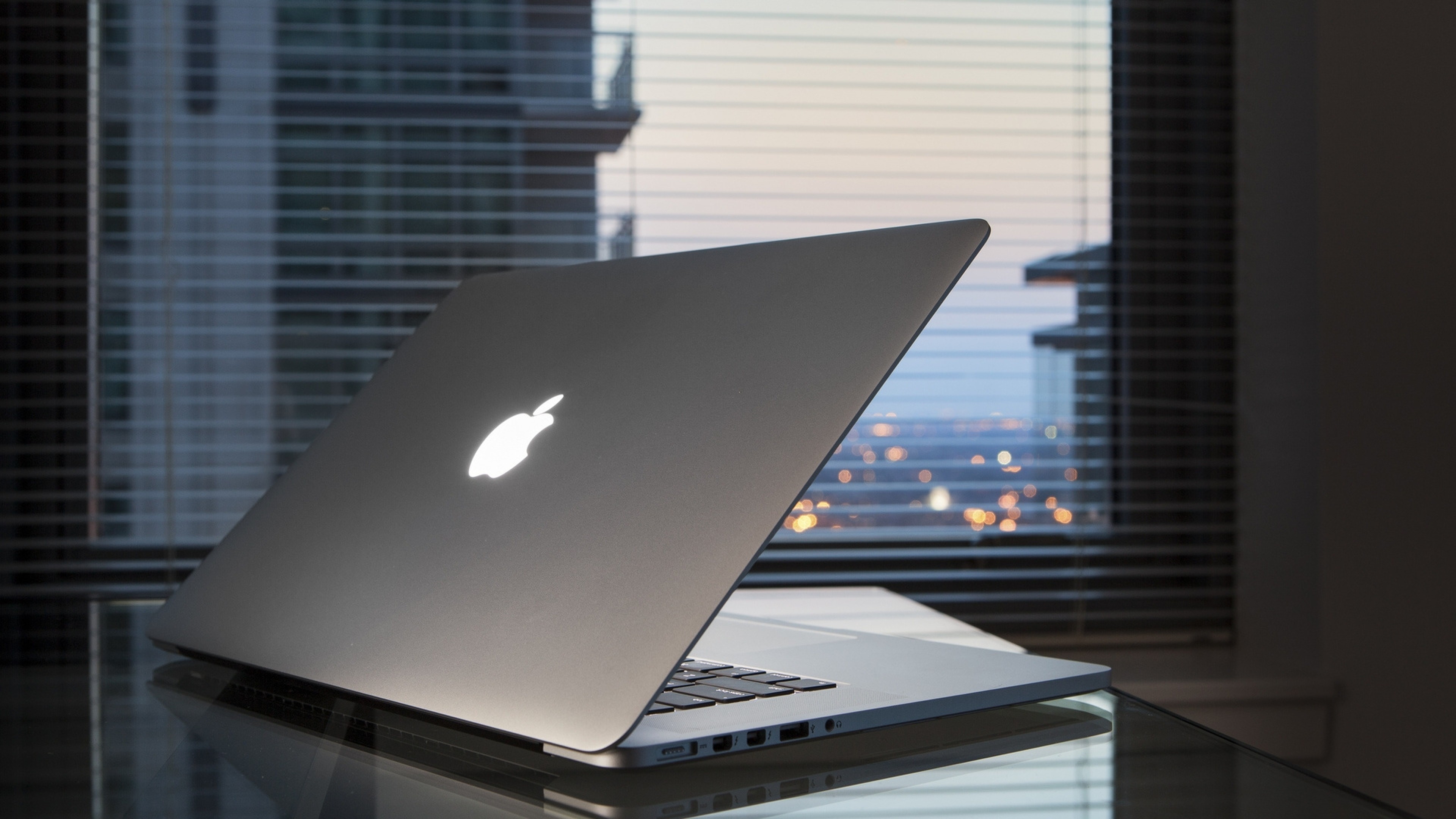 3840x2160  Wallpaper laptop, table, apple, macbook, pro retina, window