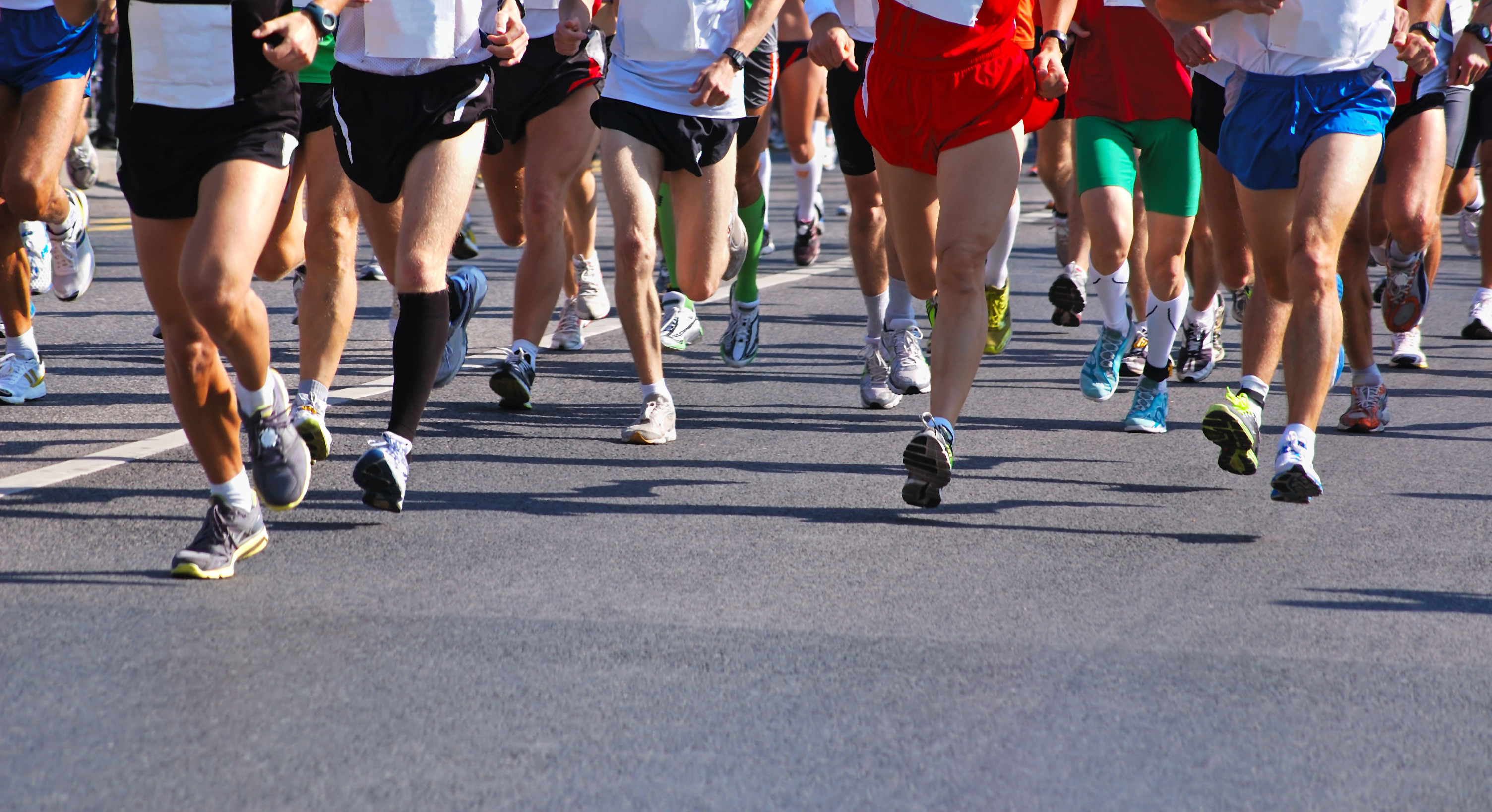 3008x1638 Runners at a Marathon