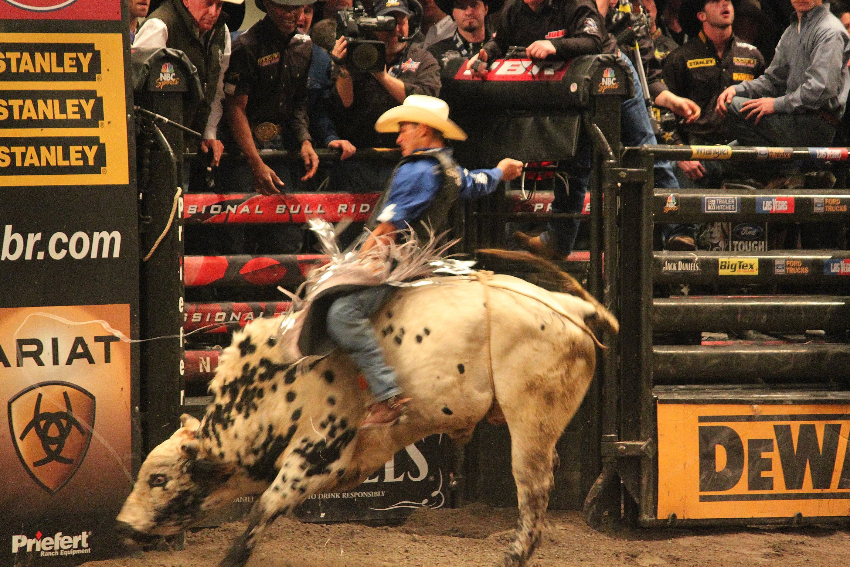 2800x1867 Bull riding bullrider rodeo western cowboy extreme cow (23) wallpaper |   | 298693 | WallpaperUP
