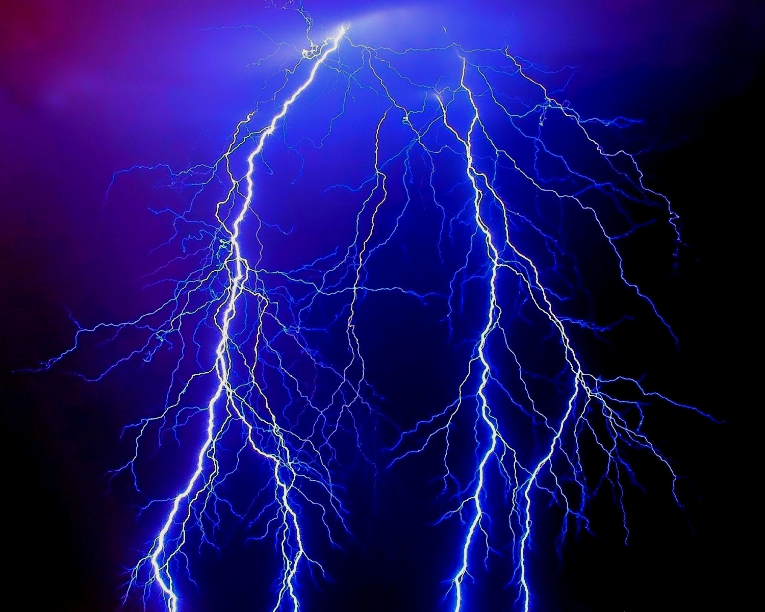 2560x2048 Lightning Storm Wallpaper