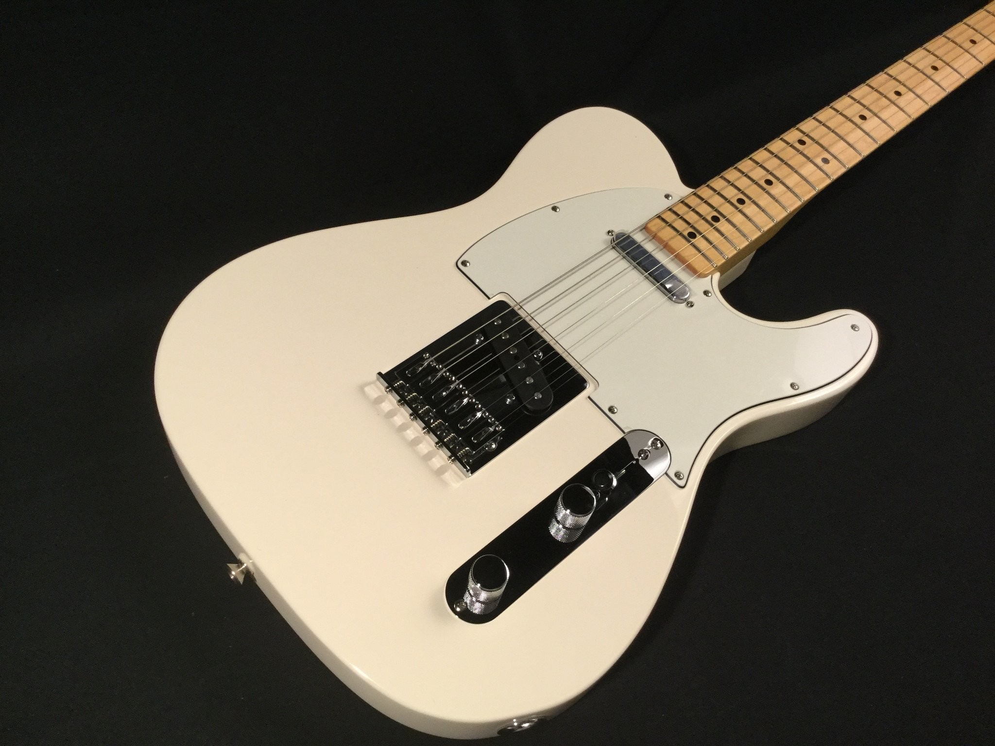 2048x1536 Fender Standard Telecaster - Arctic White, Maple fingerboard