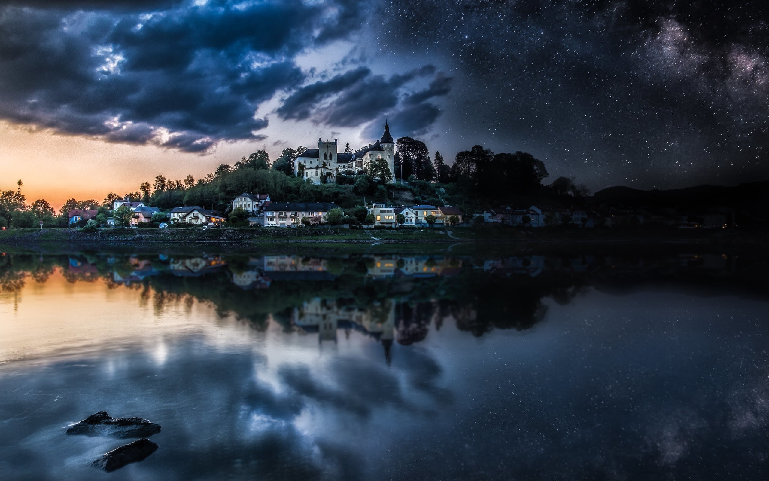2560x1600 4K HD Wallpaper: Castle and Lucky Stars on the Night Sky