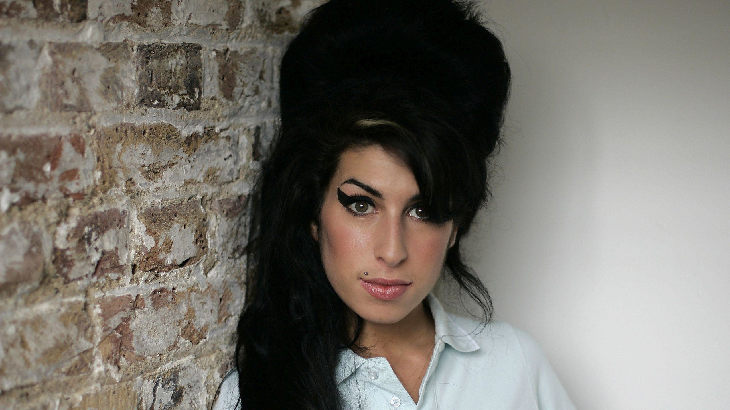 2560x1440 HD Amy Winehouse at the brick wall Wallpaper