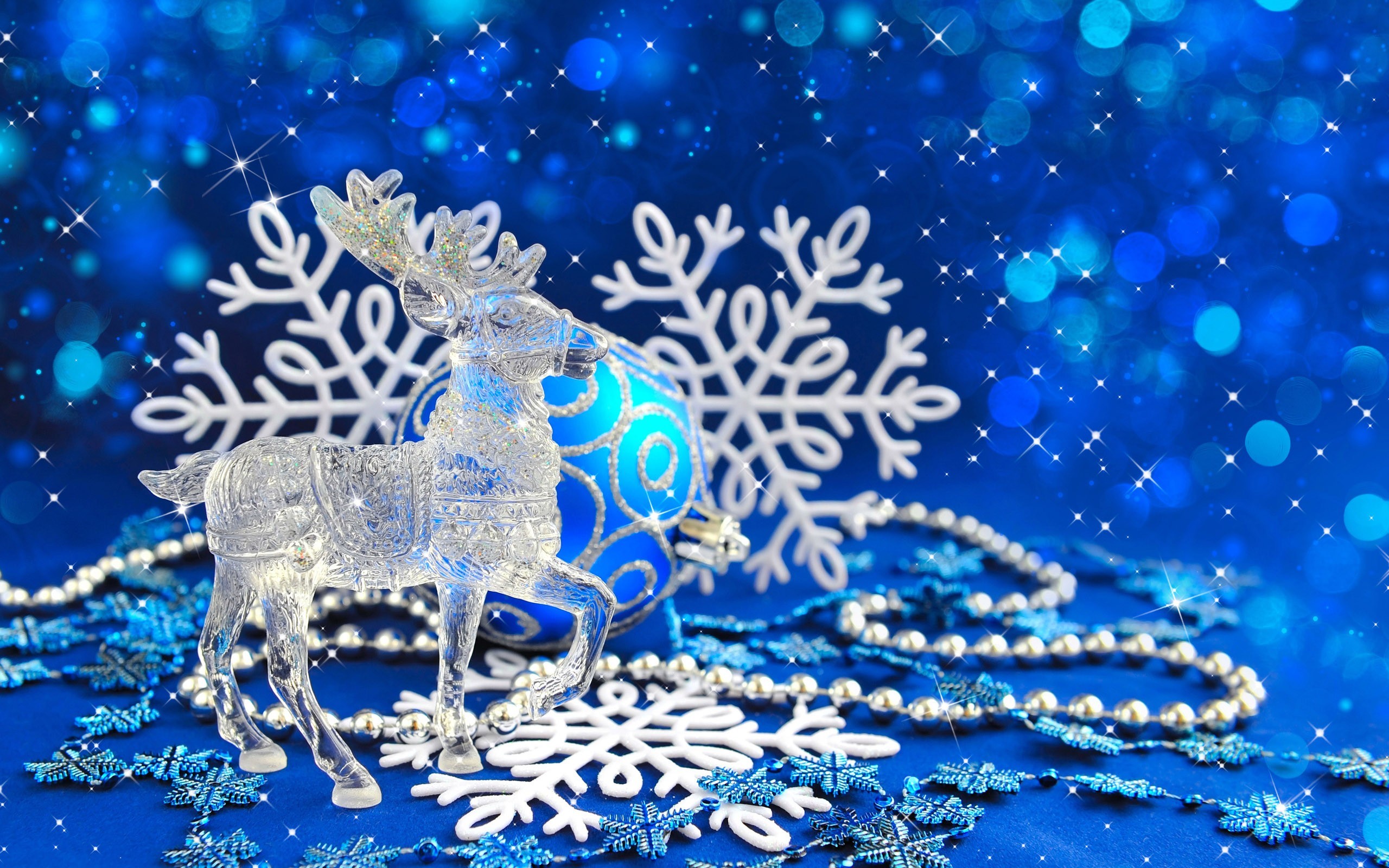 2560x1600 Reindeer Glass Sculpture Blue Christmas Decorations