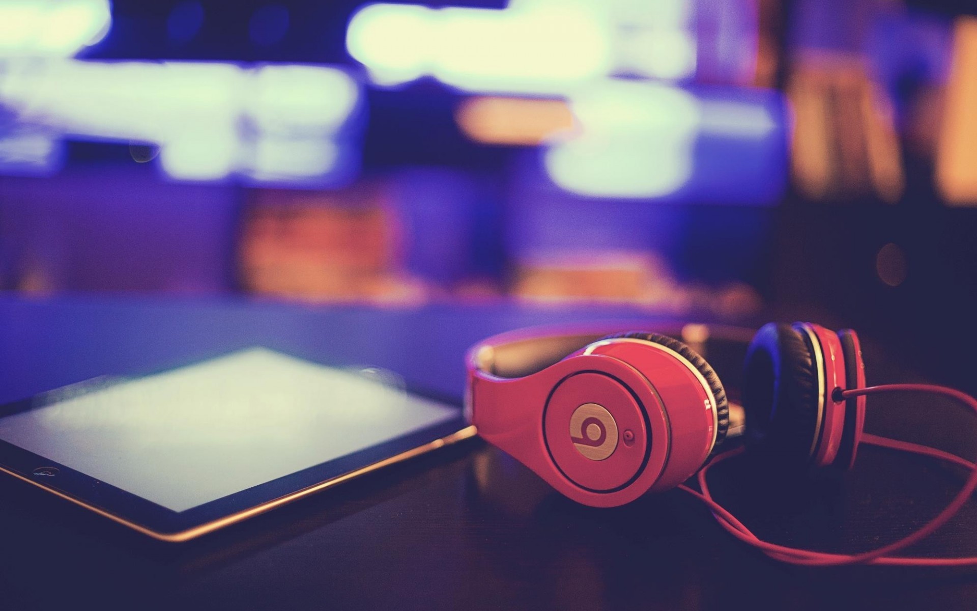 1920x1200 Beats by Dr. Dre Headphones and Ipad wallpapers and stock photos