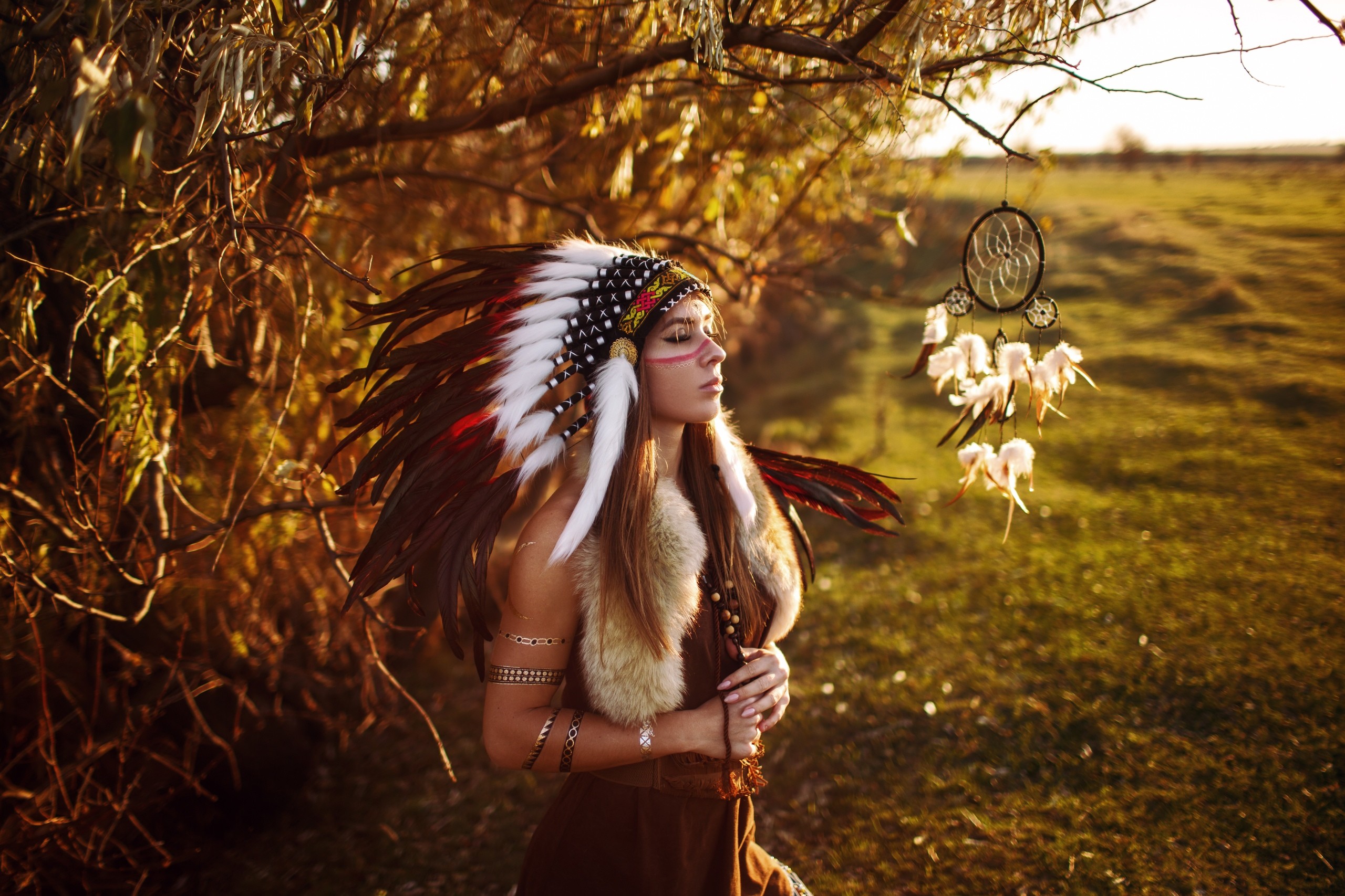 2560x1707 Headband, Dreamcatcher, Native American, Girl, Redhead, Feather, Woman,  Model wallpaper and background