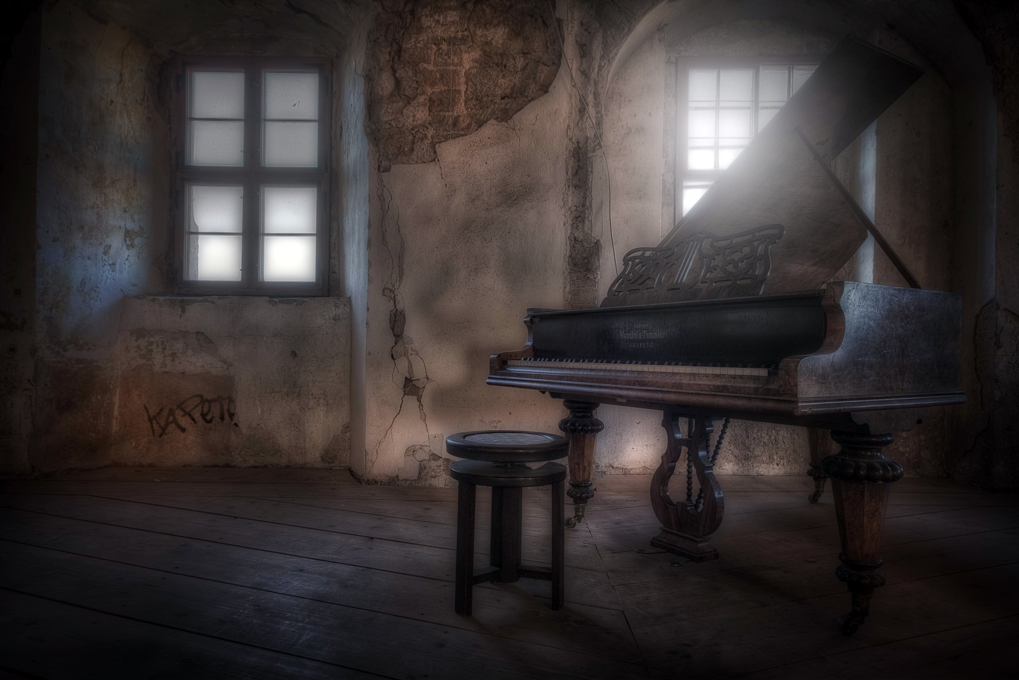 2048x1368 Lovely Piano in Old, Abandoned Building