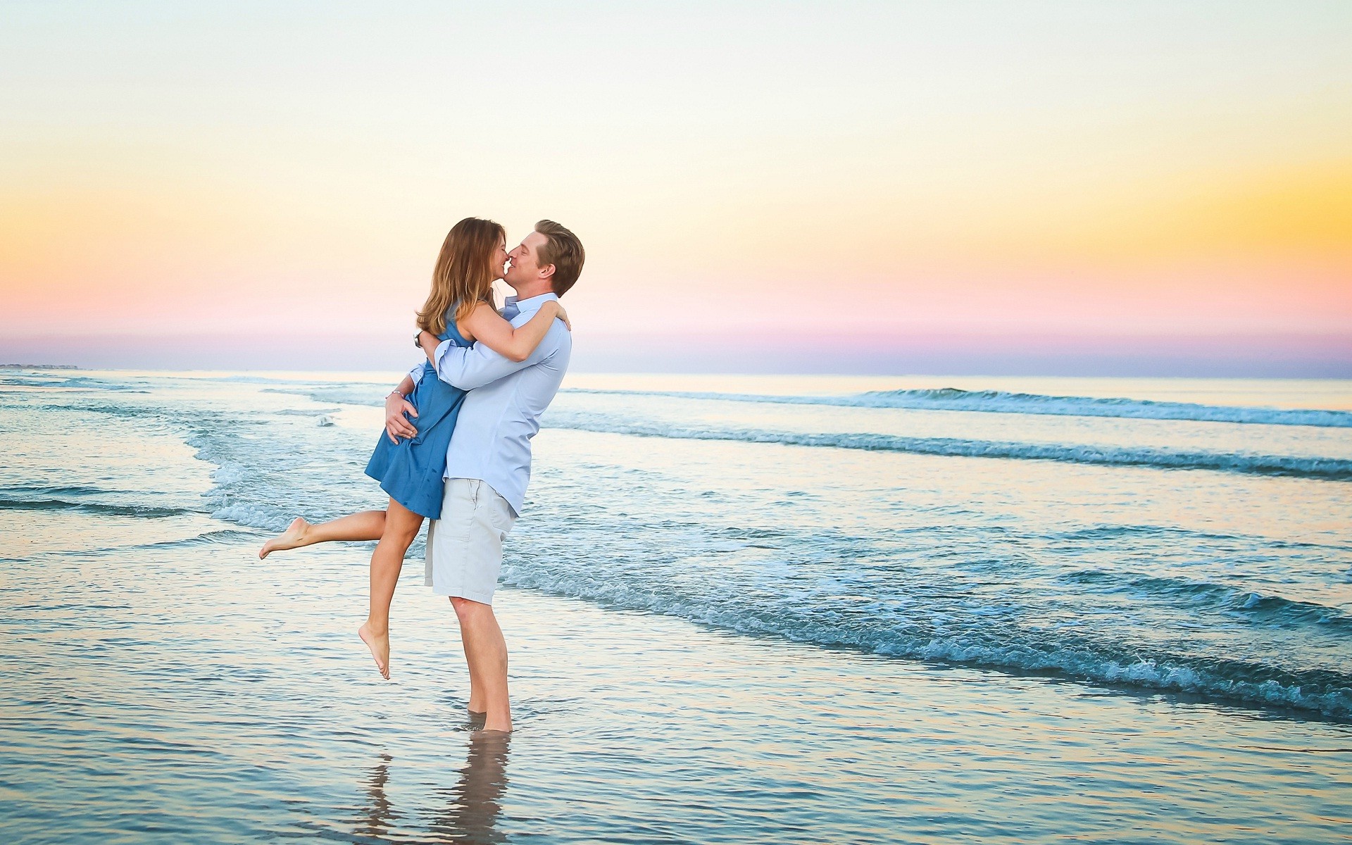 1920x1200 Lips kissing couple at beach HD wallpapers