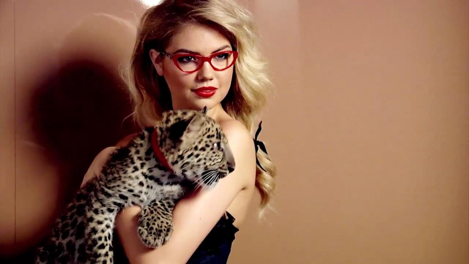 1920x1080 Image: Kate Upton with Tiger Wallpaper