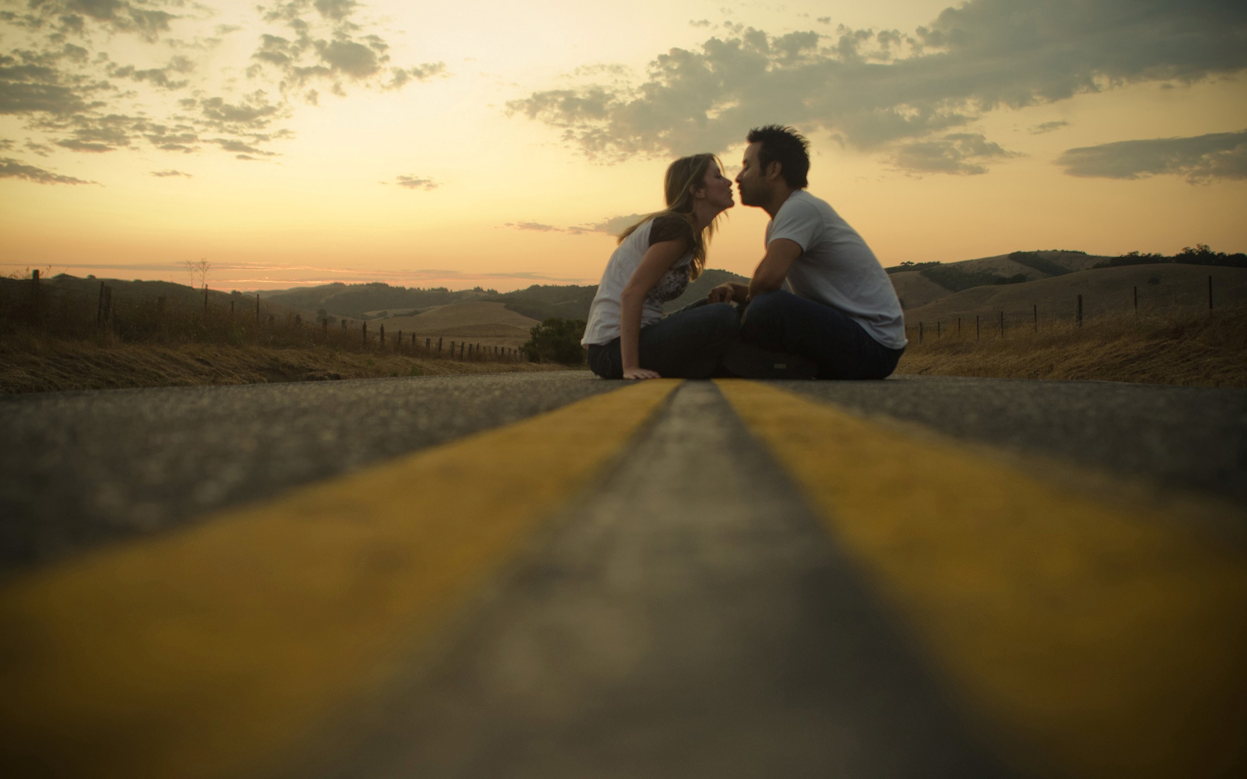 2560x1600 Cute Couple doing Romance on Road Wallpaper | HD Wallpapers