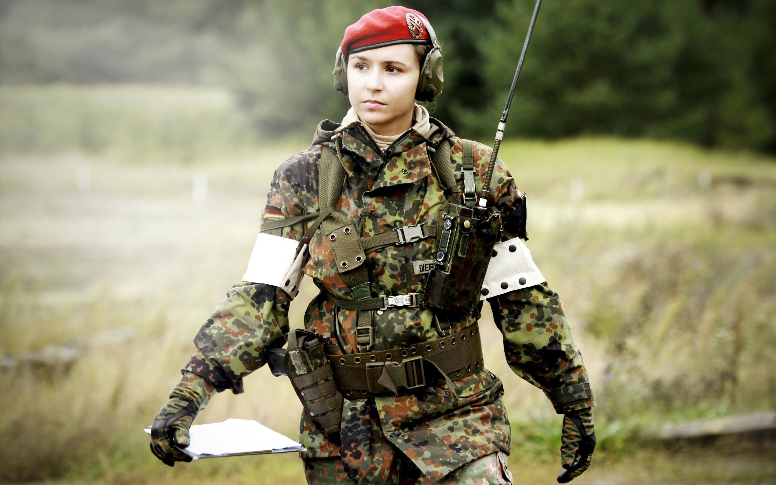 2560x1600 HD Army Girl with Equipment High Definition Wallpaper