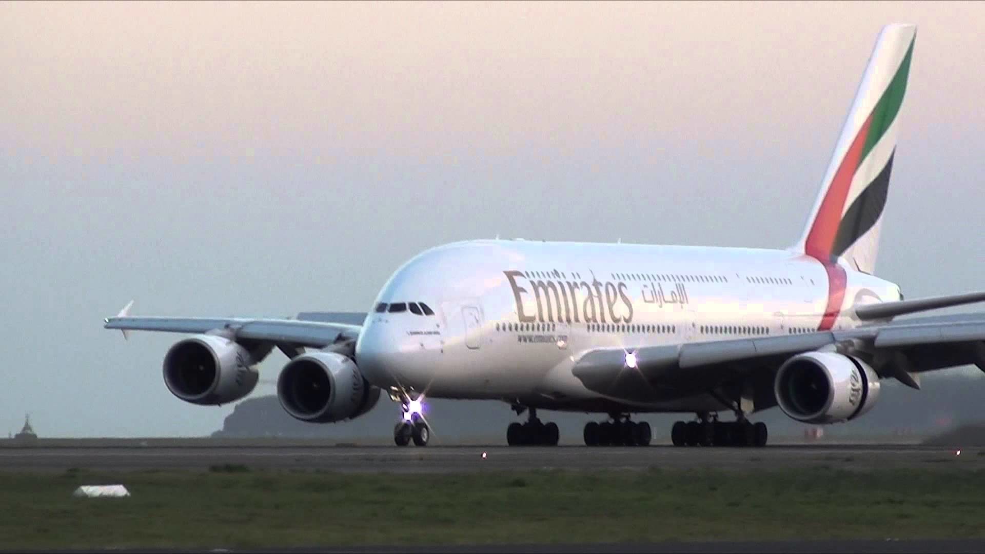 1920x1080 Emirates Airlines A380-800 [A6-EDN] Night Landing On 34L Runway .
