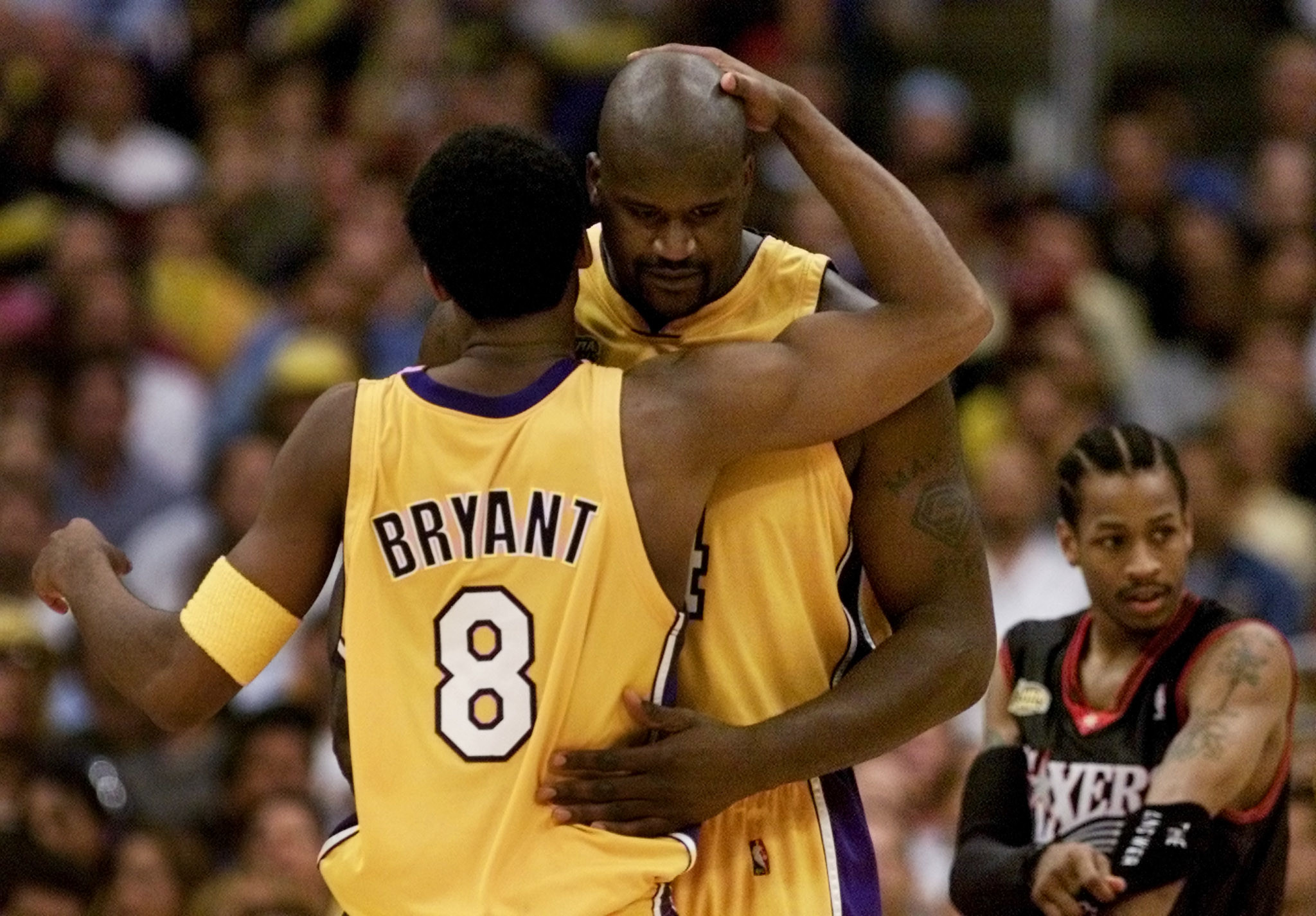 2048x1425 Shaquille O'Neal talking strategy to Kobe Bryant