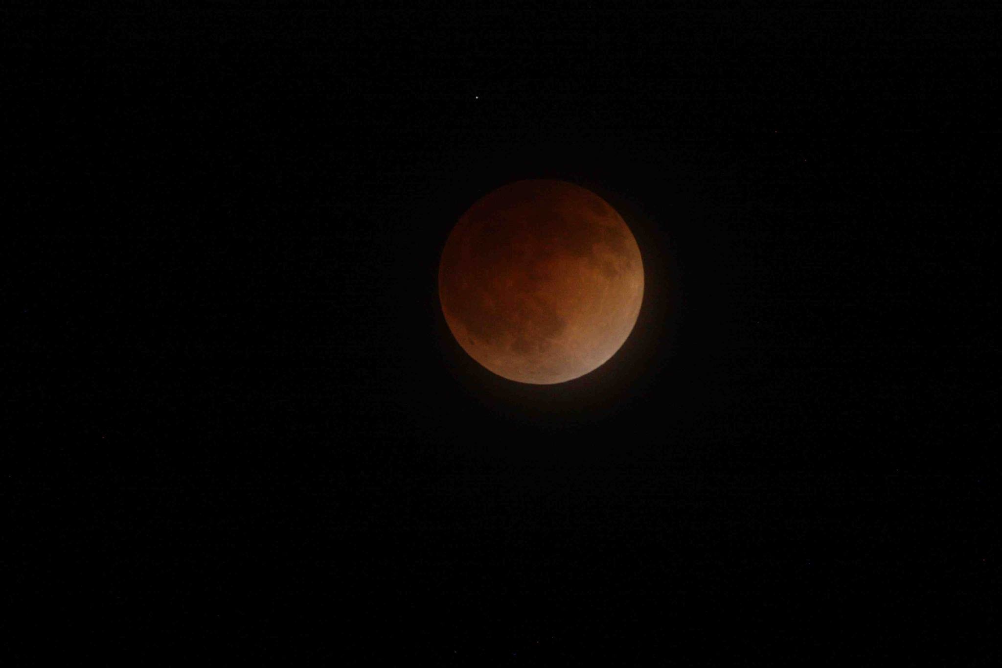 2048x1365 image of lunar eclipse