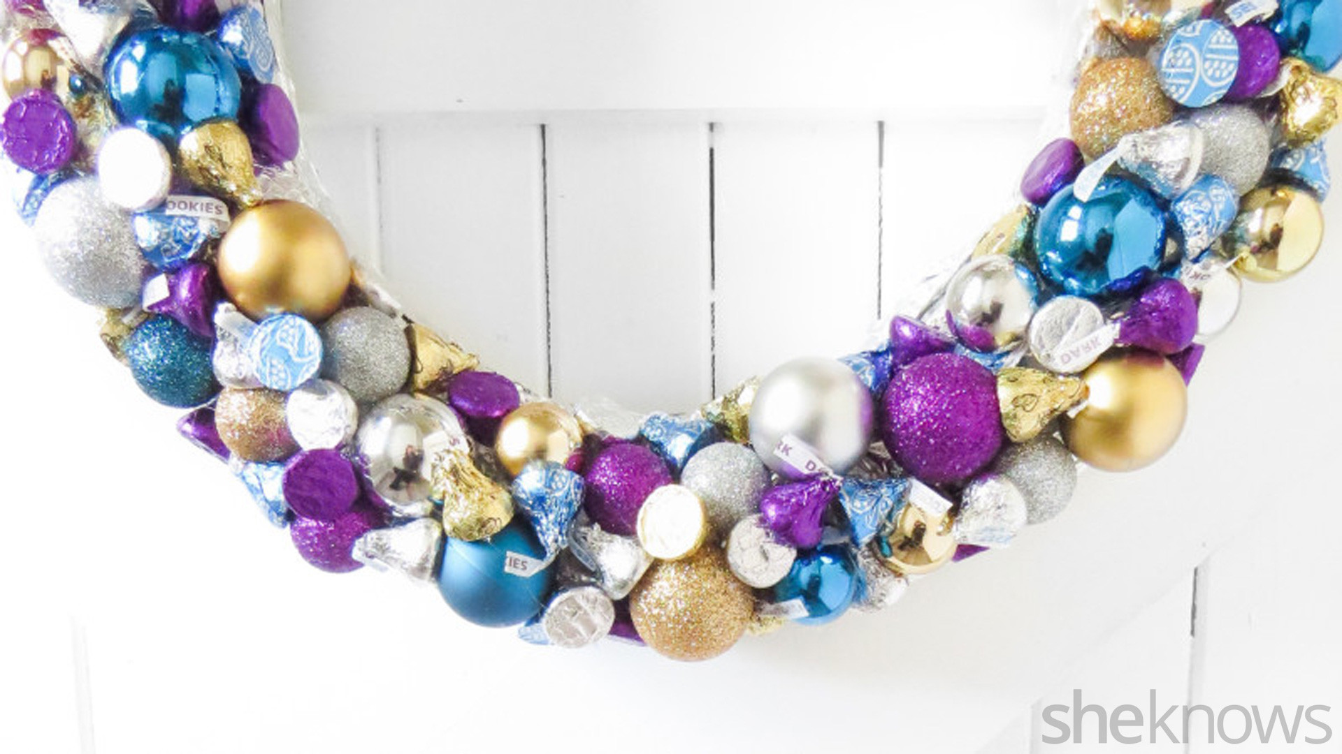 1920x1080 How to make your own adorable “Kiss”-mas wreath