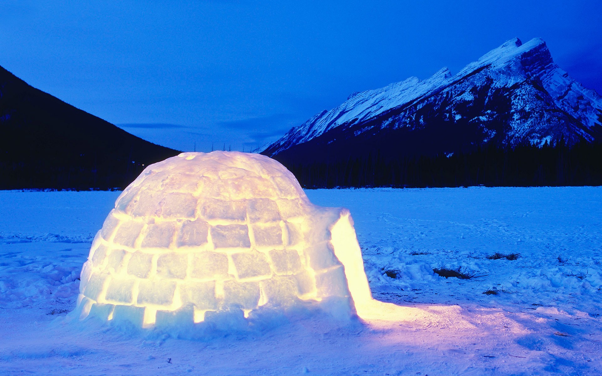 1920x1200 Igloo made out of snow lights up at nightime. Could you live here?