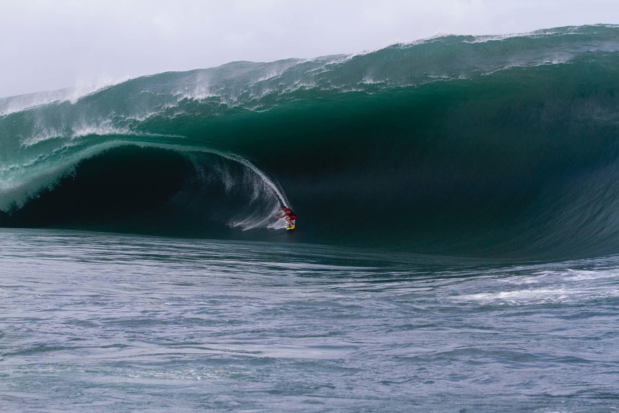 2048x1365 Known as "the heaviest wave in the world", Teahupoo (cho-poo