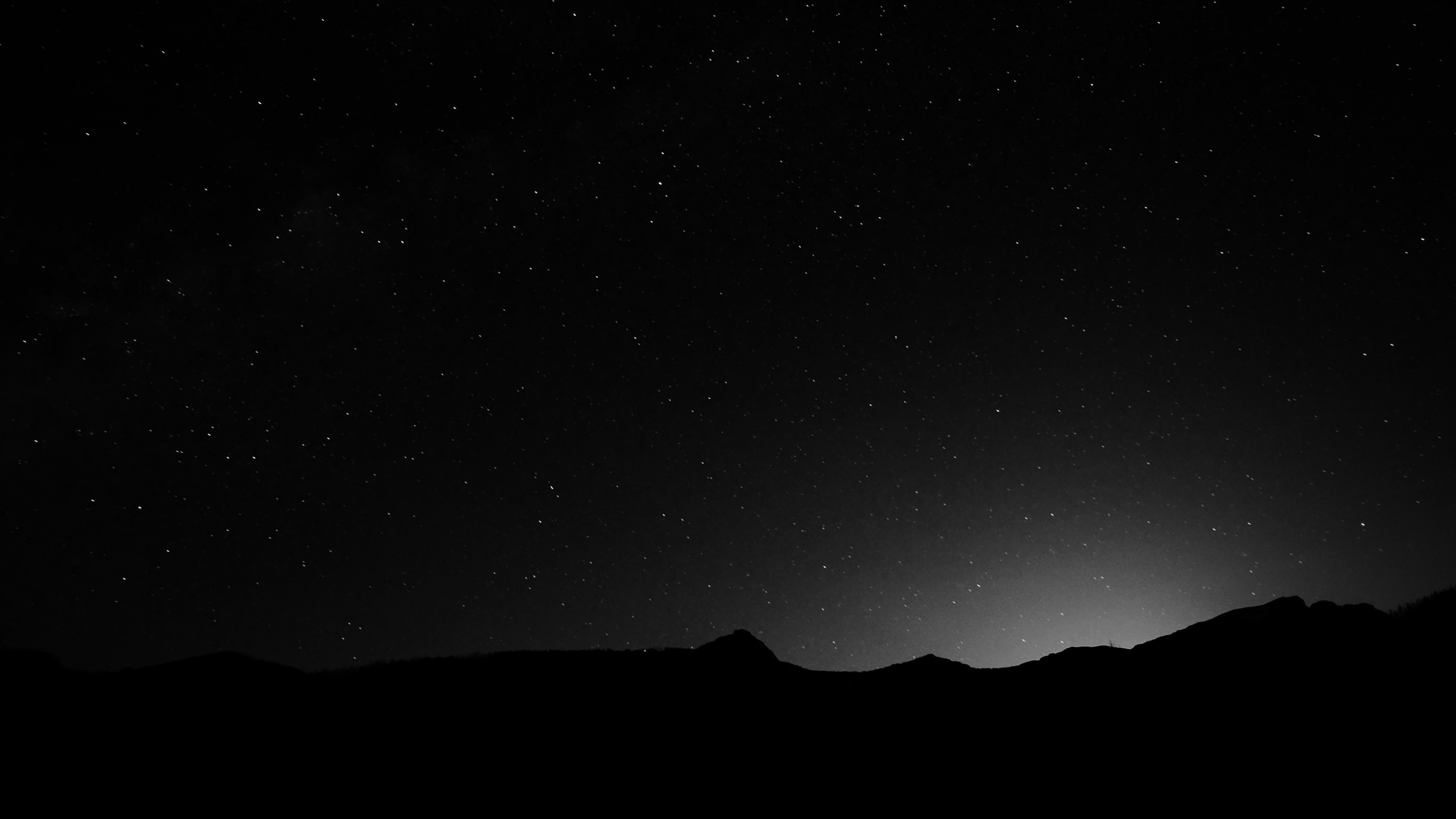 3840x2160 Night Sky over the Mountains Black & White 4K Wallpaper