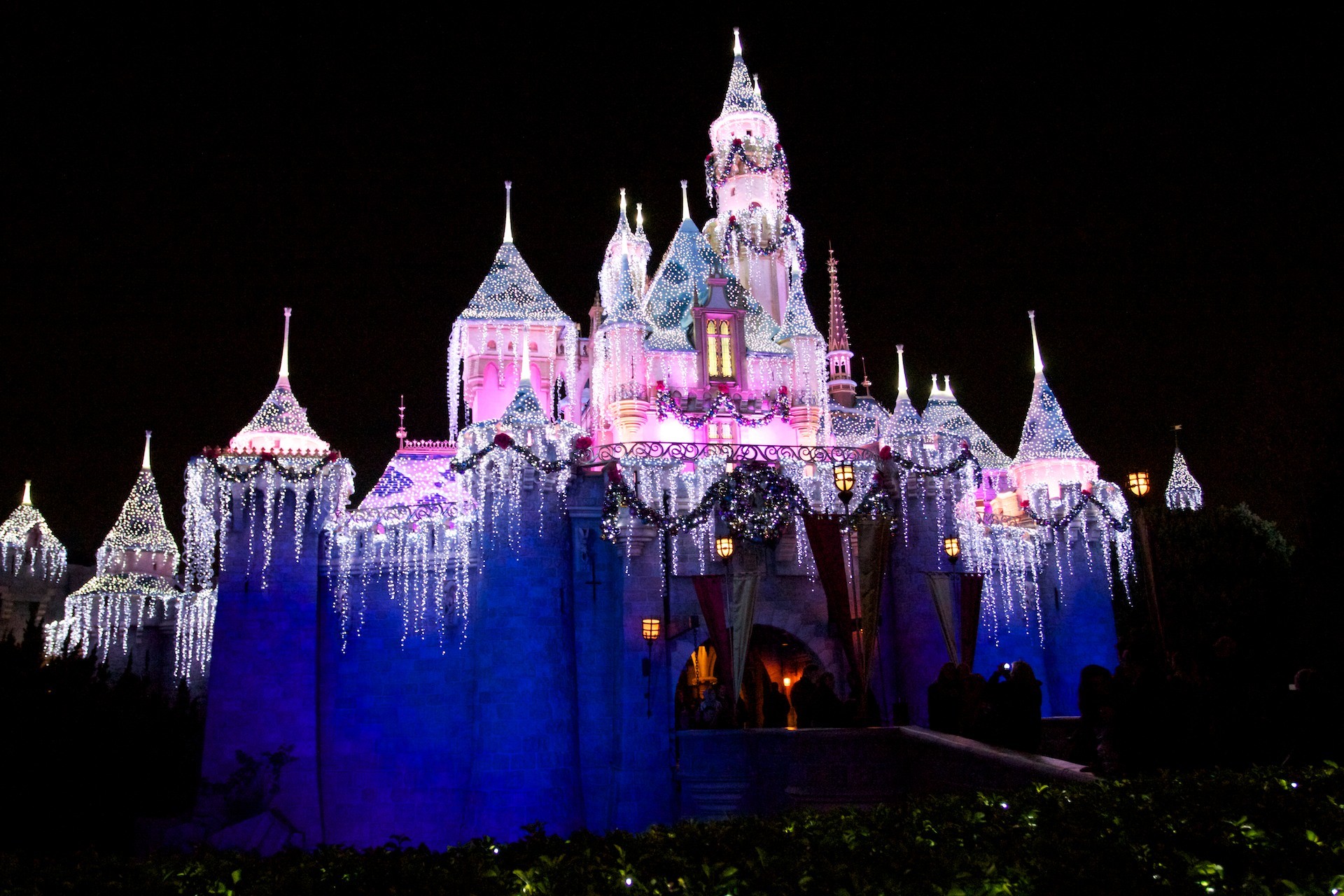 1920x1280 night time picture of Sleeping Beauty castle at Disneyland decorated for  Christmas wallpaper