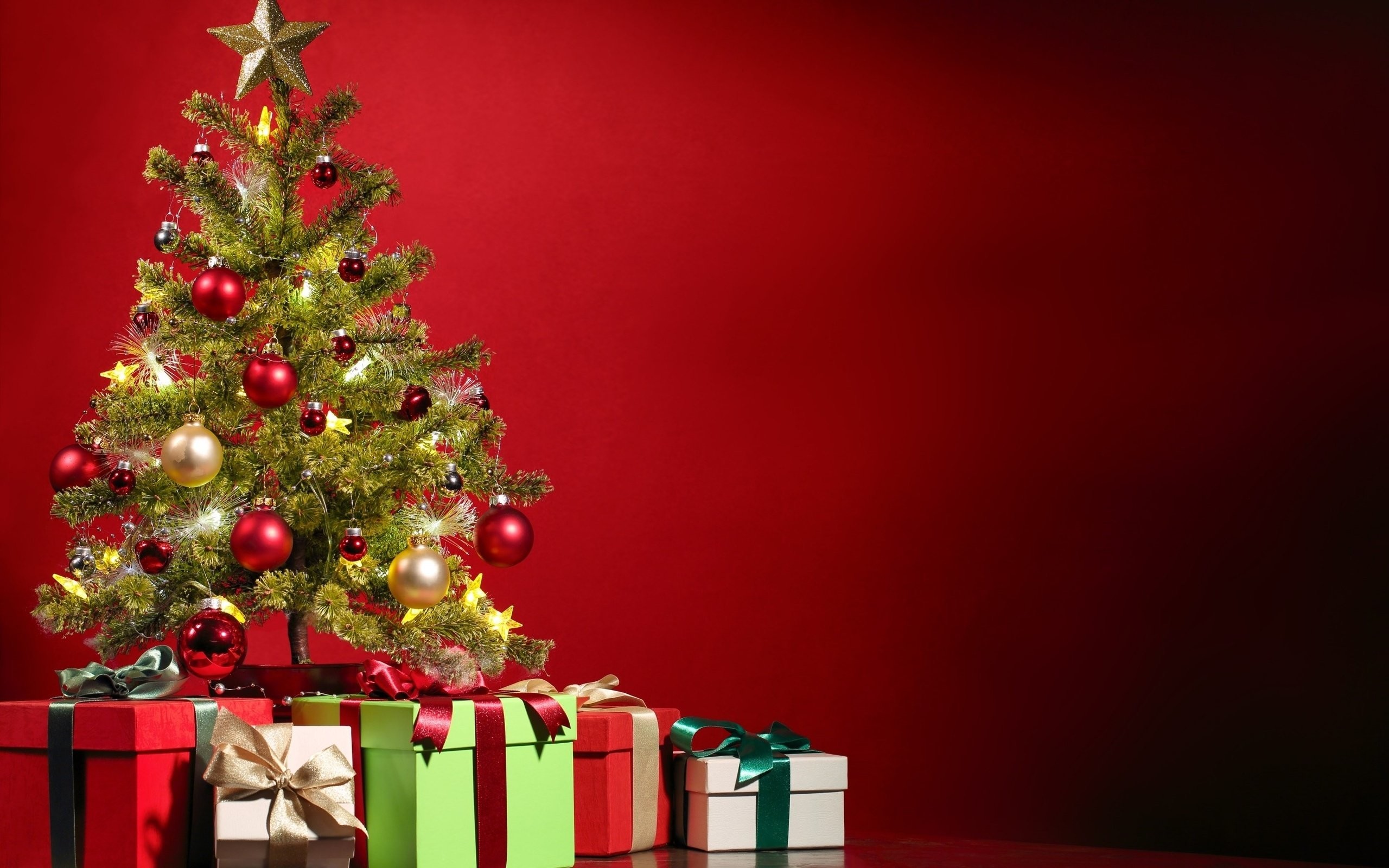 2560x1600 Christmas Tree And Presents ...
