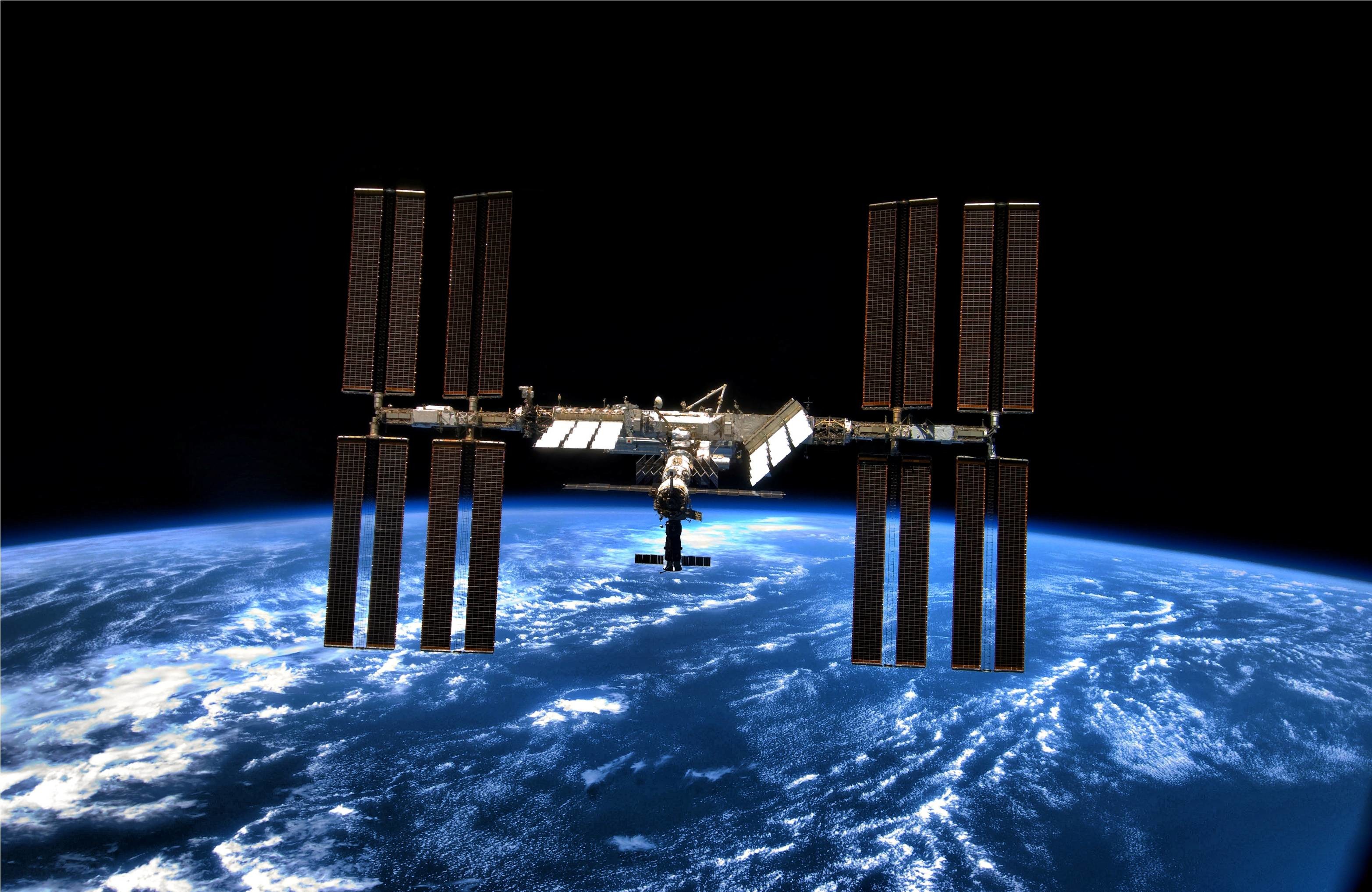 3130x2034 Wallpaper Space Station