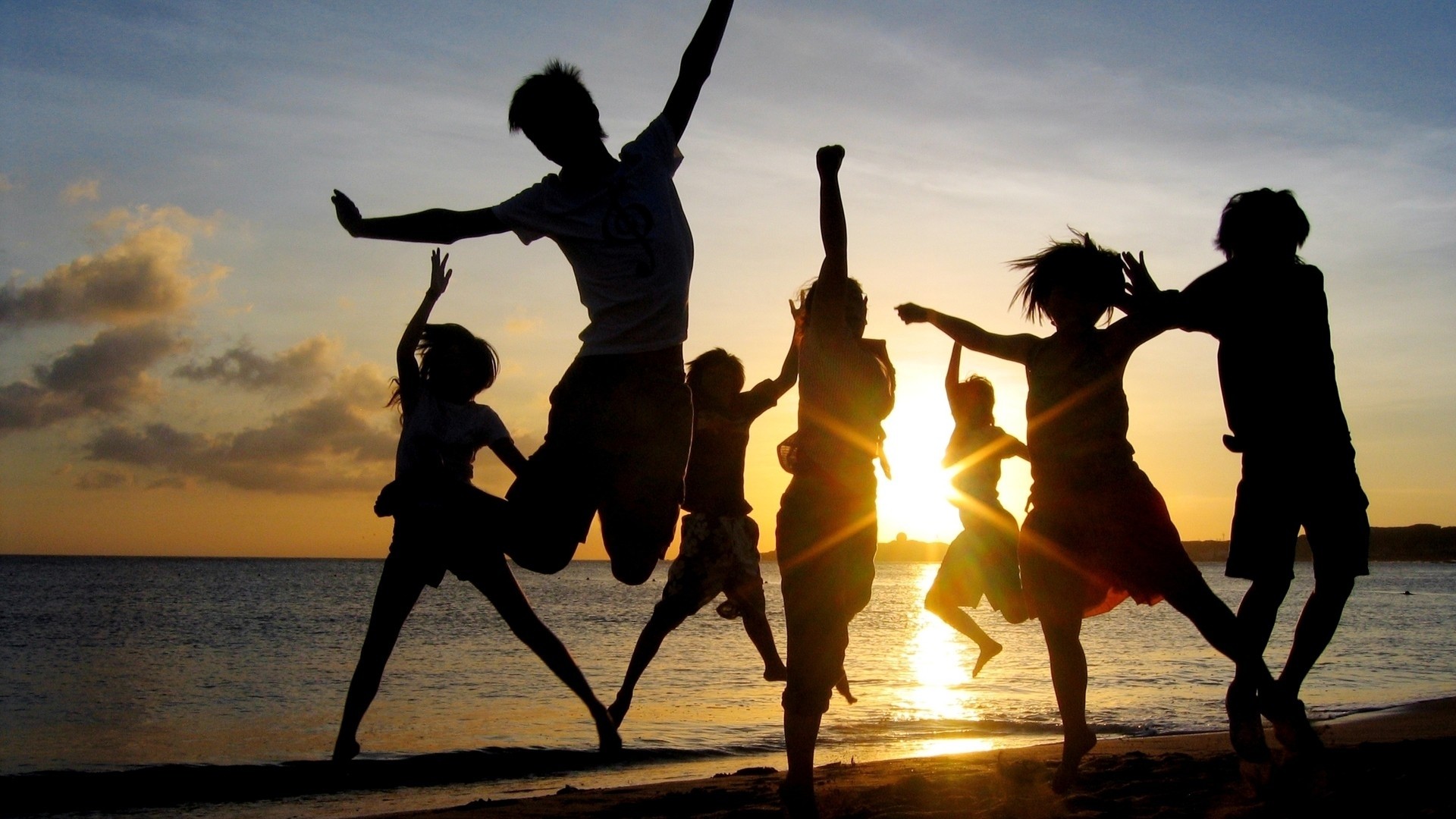 1920x1080 Happy people, friends, happiness, sunset, beach: