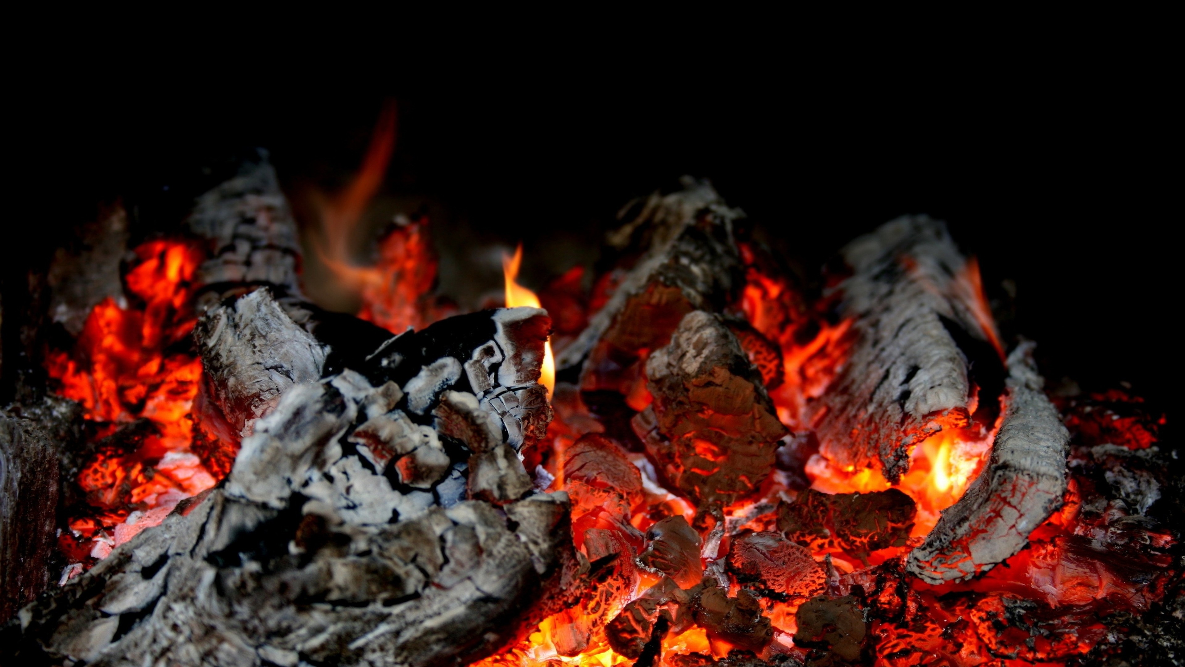 3840x2160  Wallpaper fire, embers glow, flame