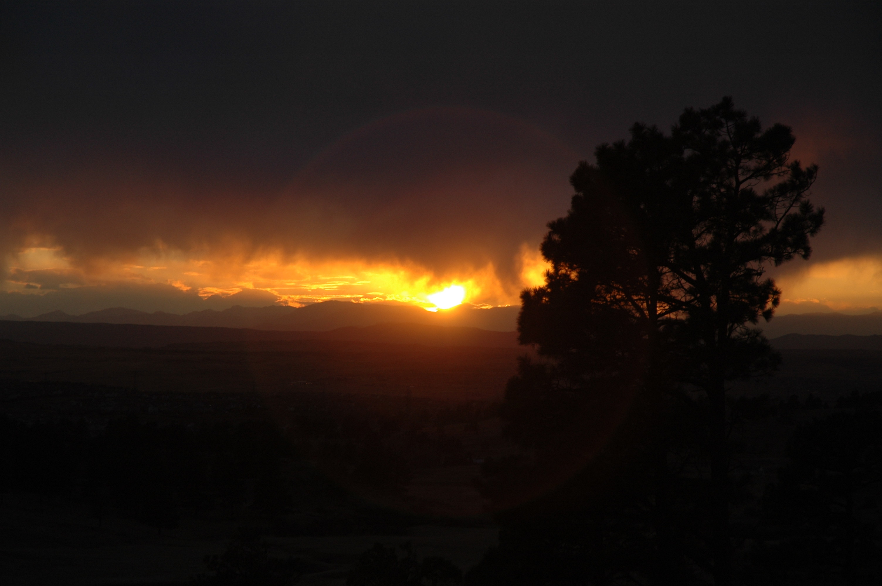 3008x2000 ... 1680 x 1050, 1440 x 900, 1280 x 1024, 1024 x 768 (posted 12/01/07)  (keywords: sunset, fall, rain, clouds, mountains, Rockies, Colorado)
