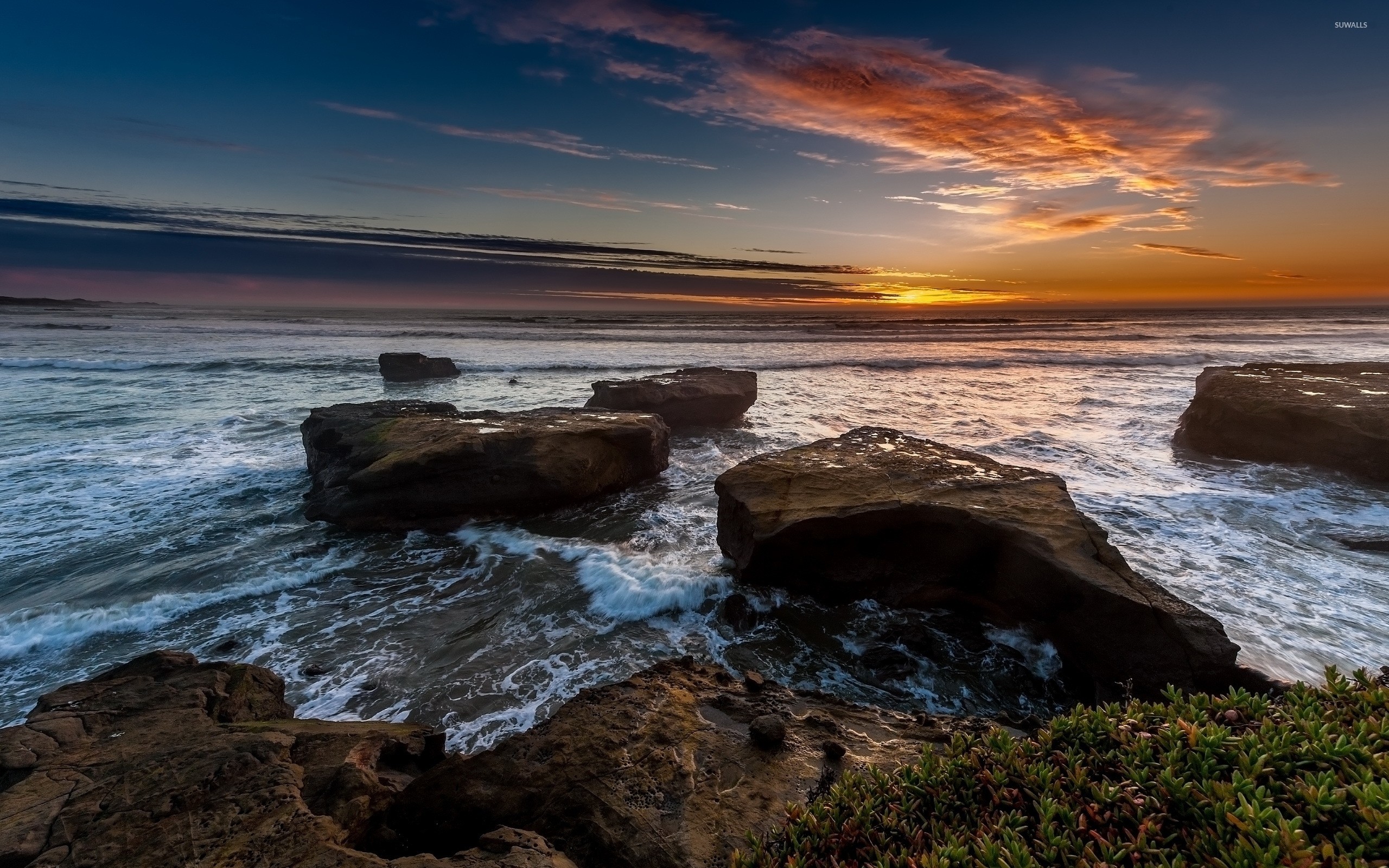 2560x1600 Beautiful ocean sunset above the rocky shore wallpaper