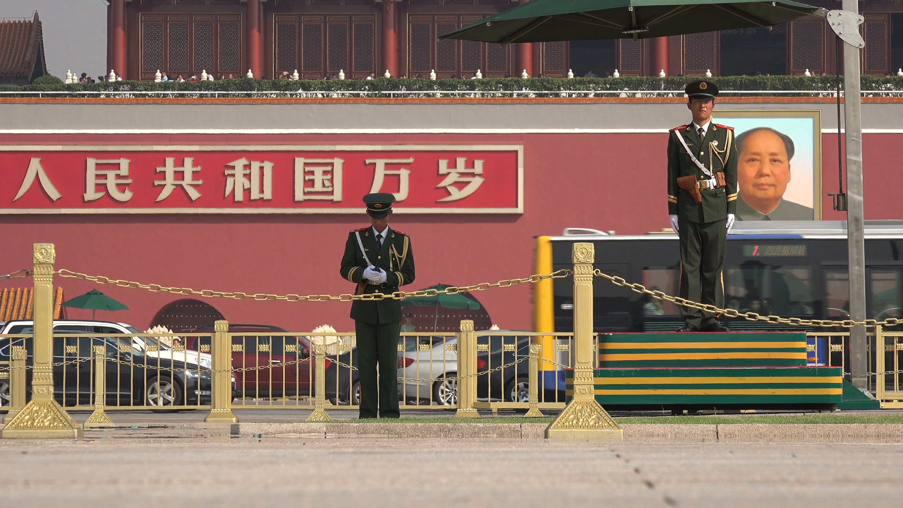 3840x2160 Two soldiers standing guard at Tiananmen Square, Mao Zedong portrait,  Beijing, China
