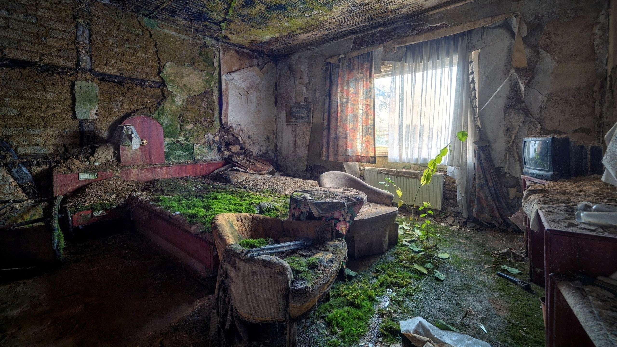 2560x1440 abandoned house