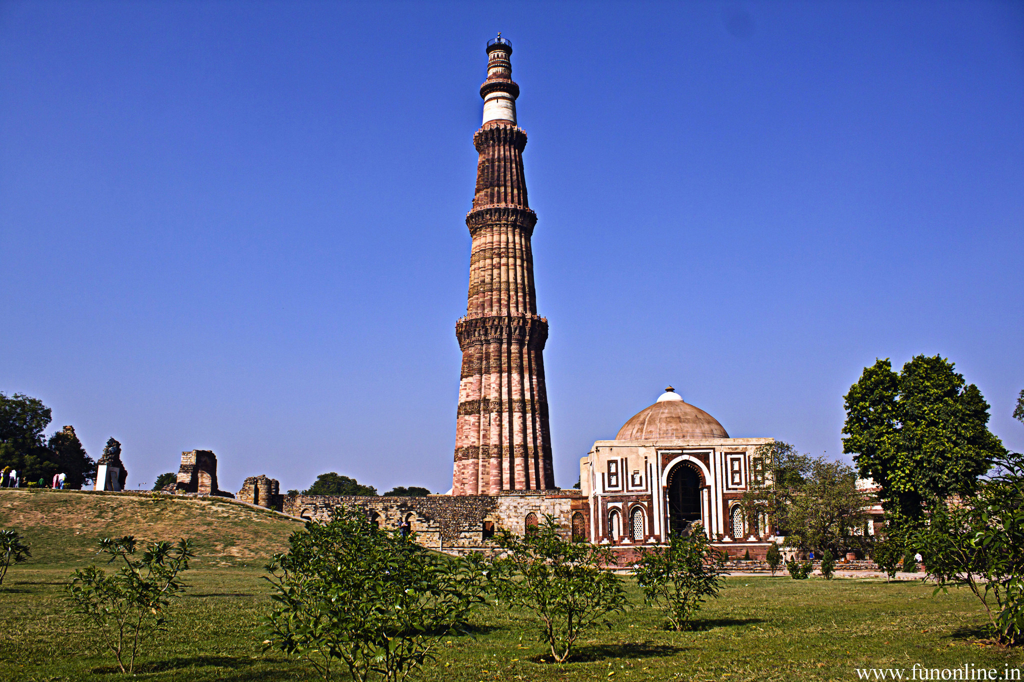 2048x1365 Qutub Minar in Delhi, India