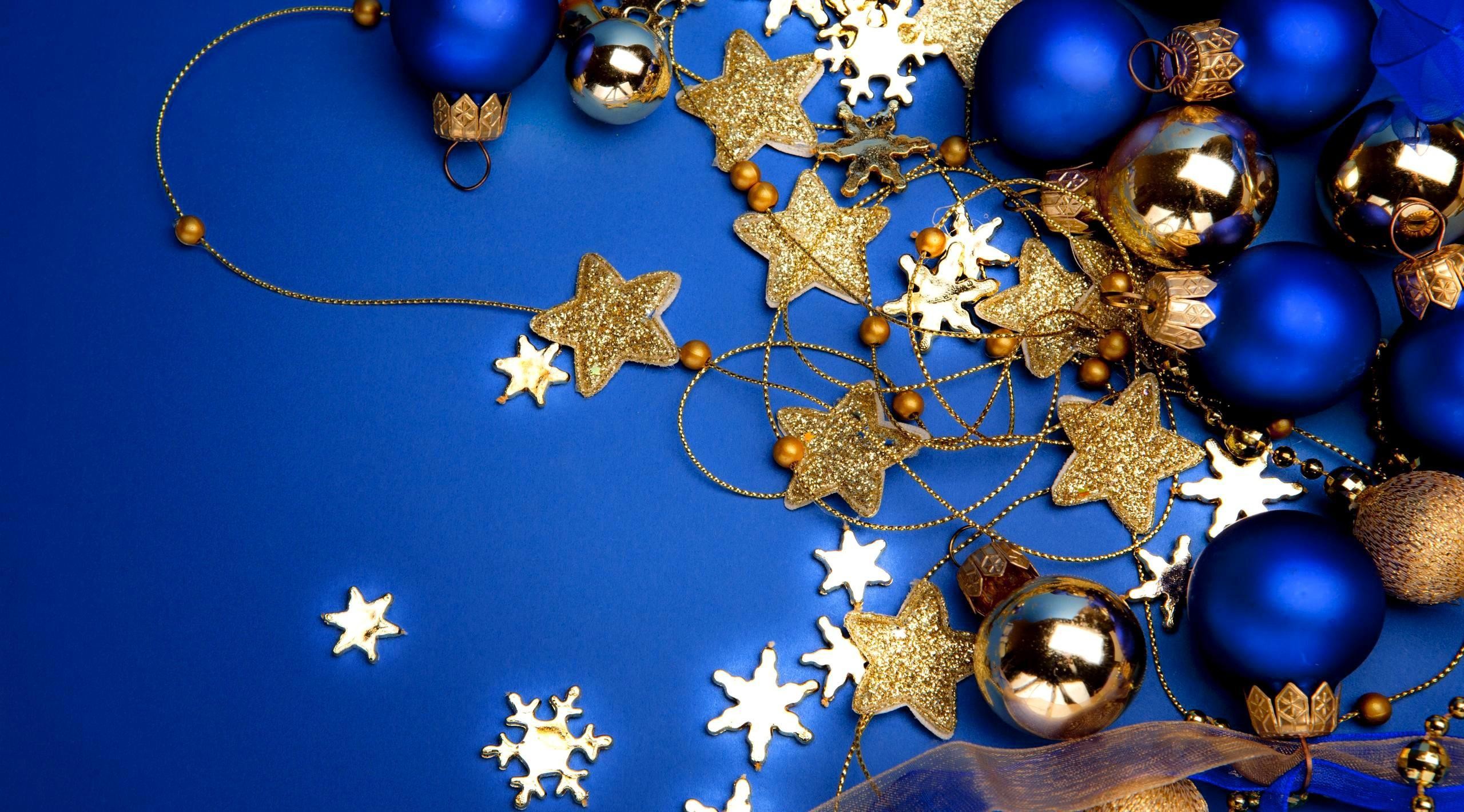 2560x1420 christmas decorations, stars, gold, holiday, christmas, mood, new year  wallpaper