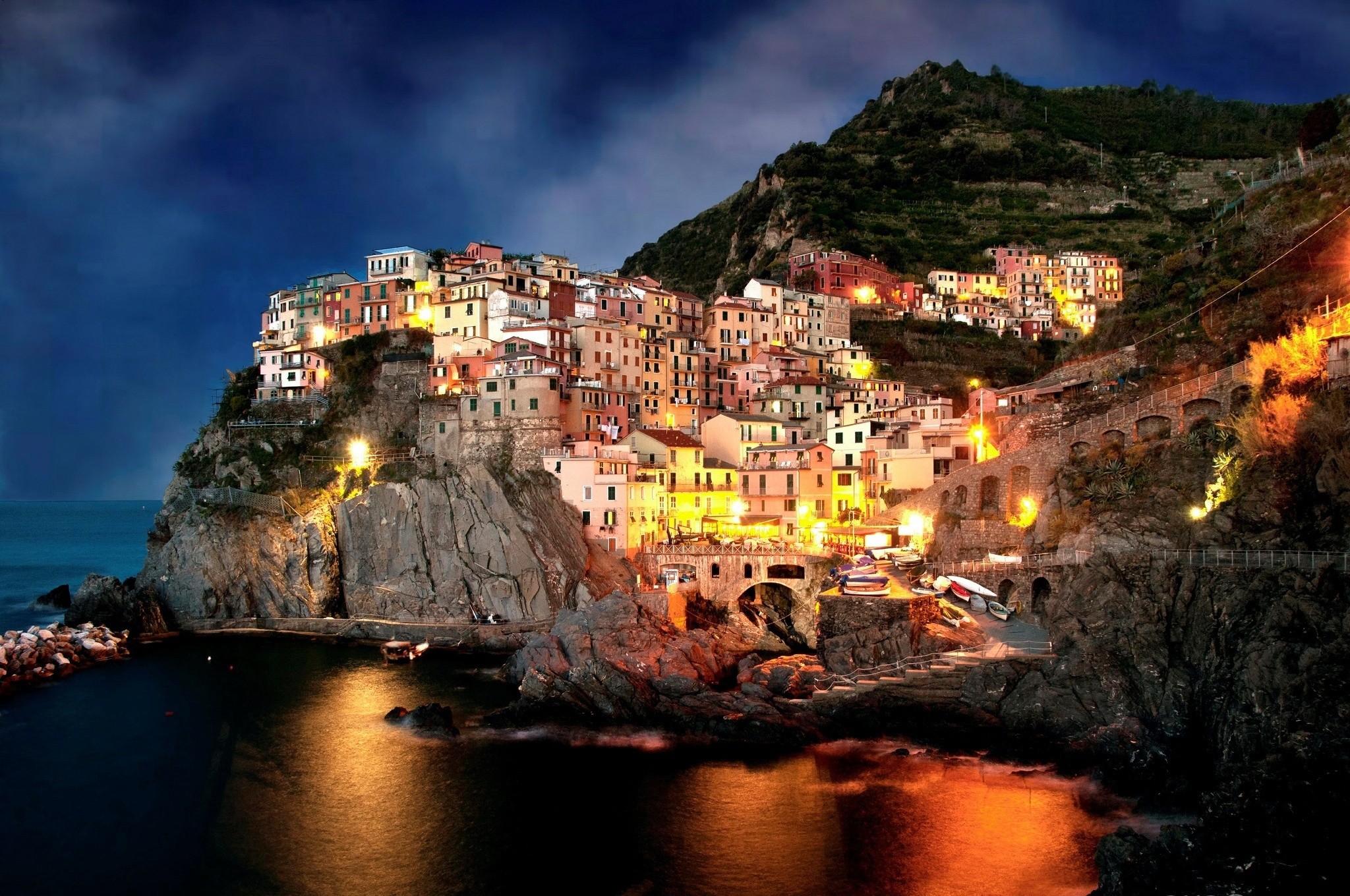 2048x1360 Evening lights in the resort of Positano, Italy