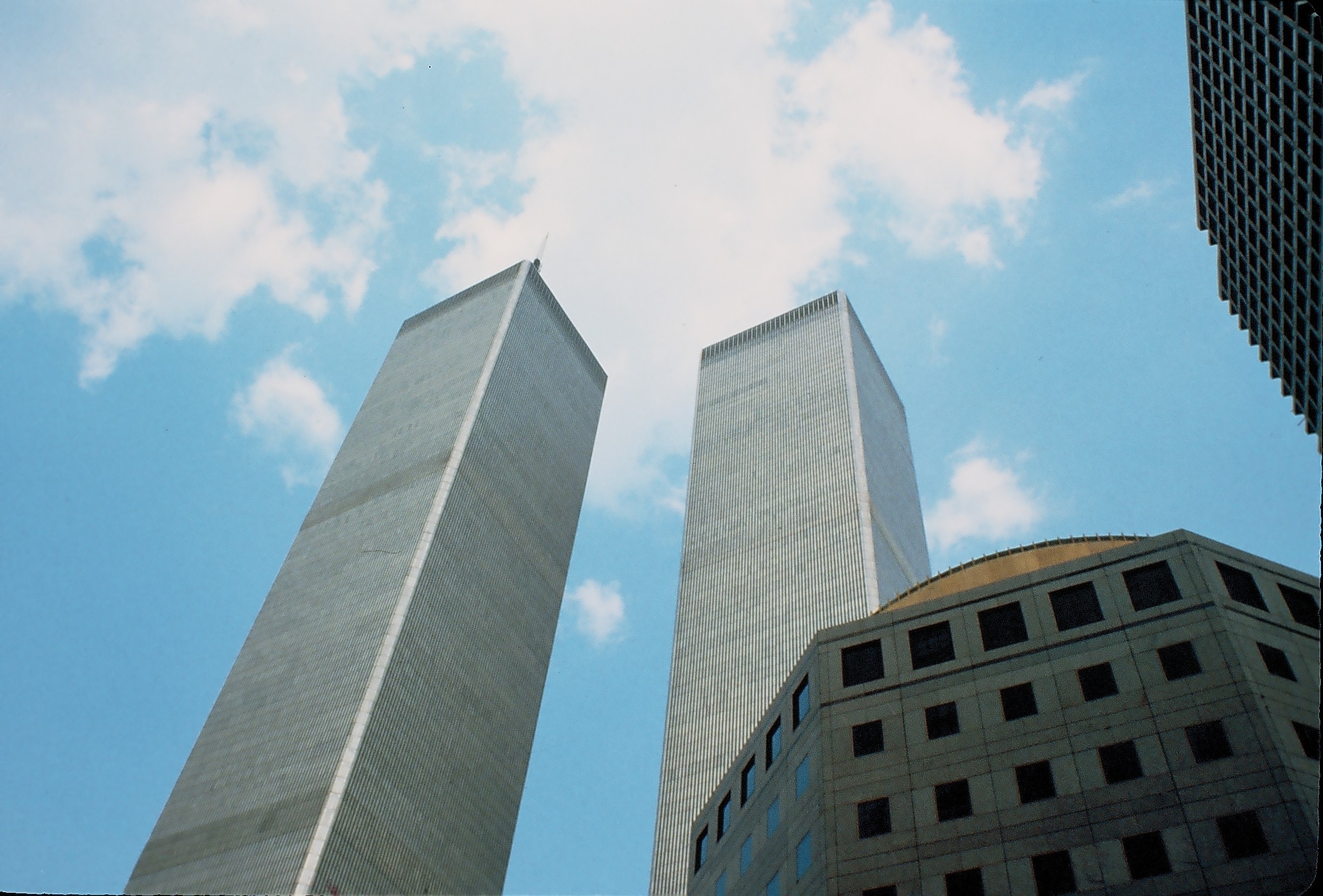 2441x1654 File:World Trade Centre Twin Towers New York.jpg
