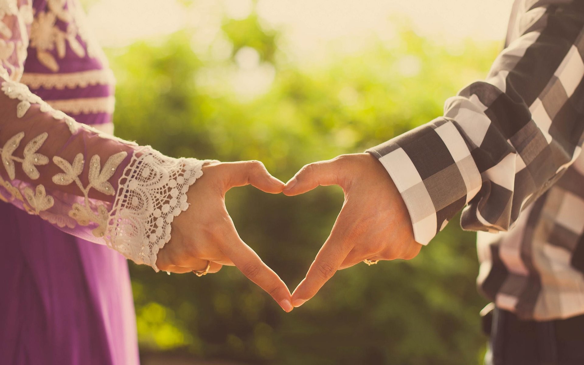 1920x1200 Girl and Boy couple making heart by hand love wallpaper
