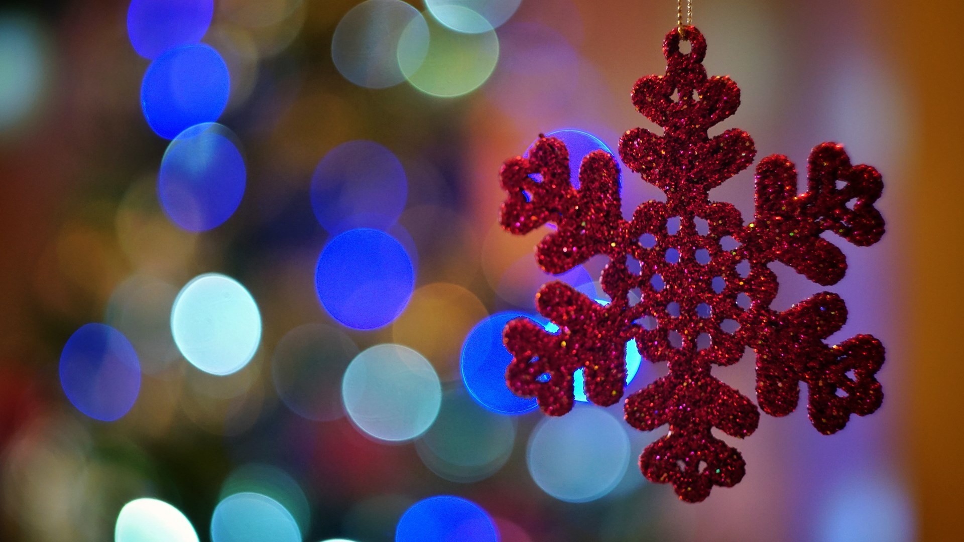 1920x1080 To commemorate the holiday season, Microsoft has released a new pack of  free wallpapers with a Christmas Holiday theme.