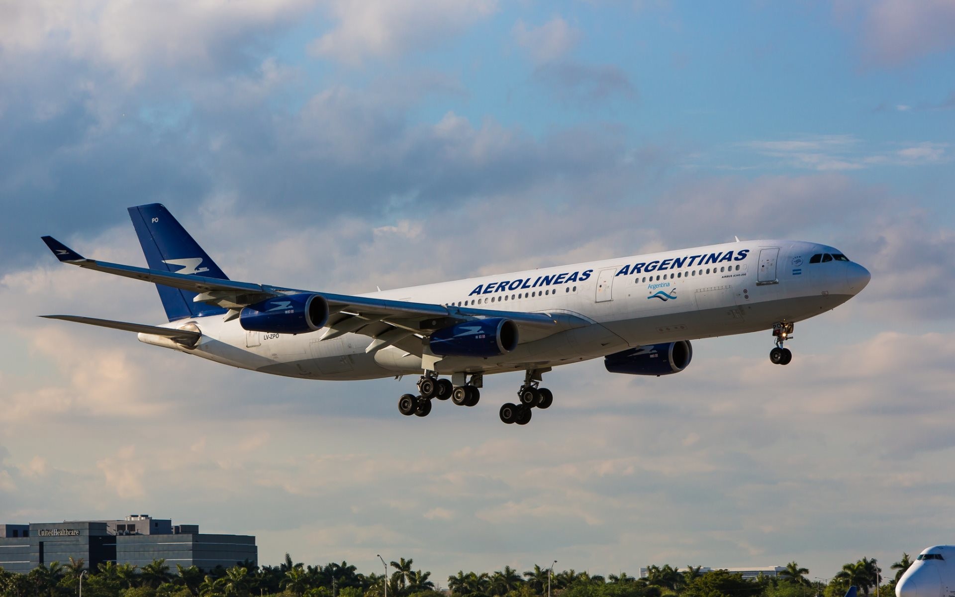 1920x1200 HD Wallpaper: Aerolineas Argentinas Airbus A340-200 ready to land on Miami  Airport