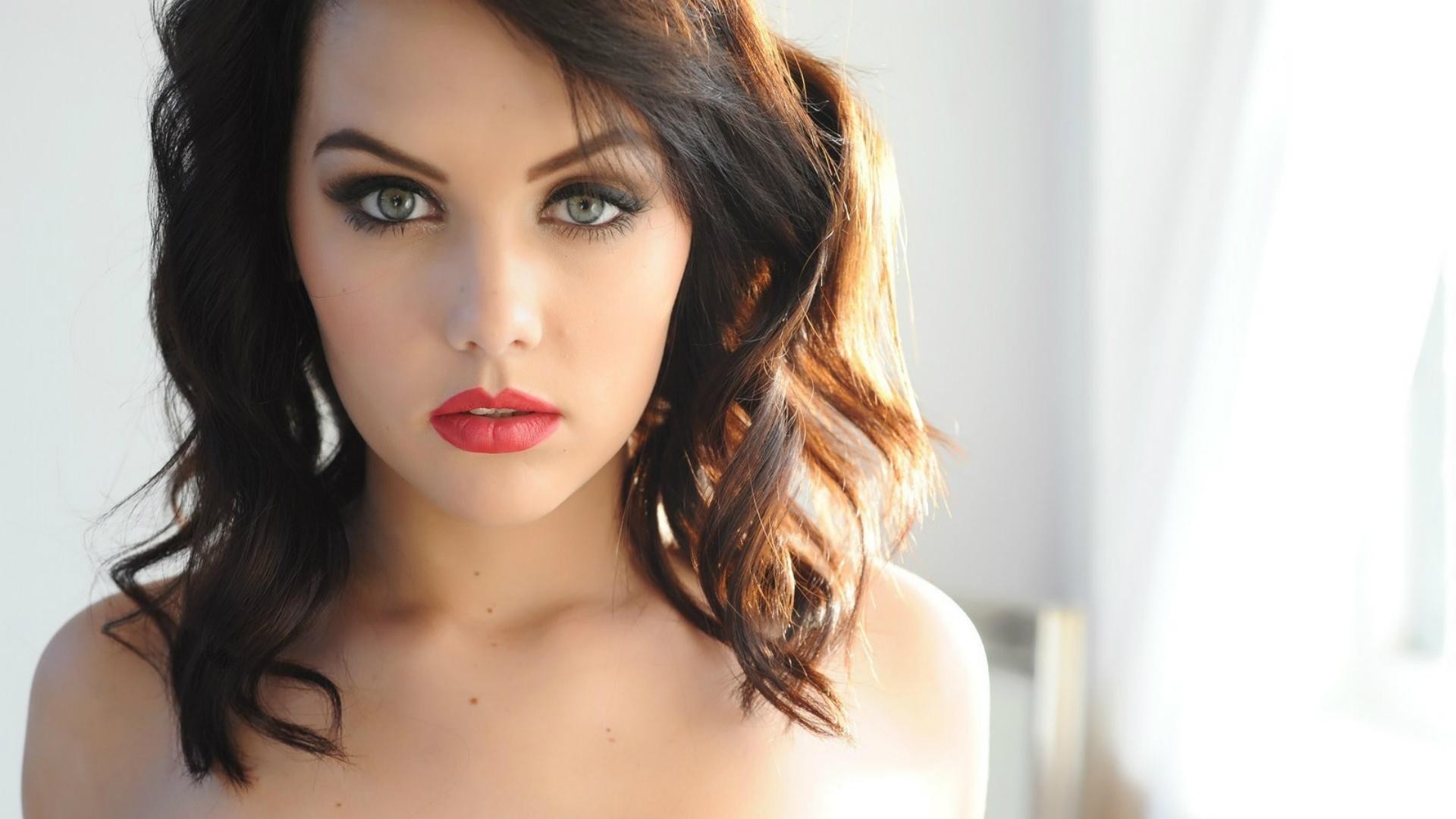 1920x1080 px Brunette Girl With Green Eyes 381898 