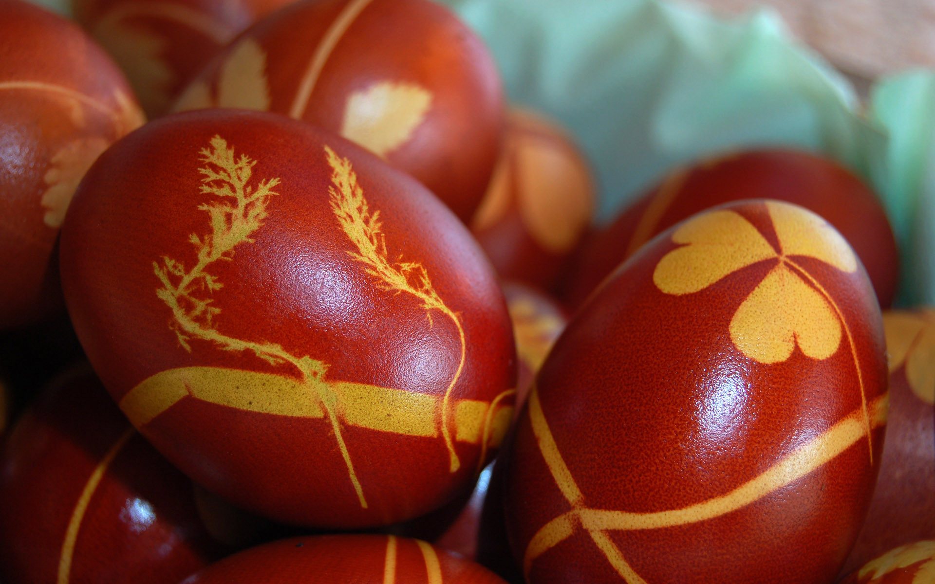 1920x1200 Eggs in Red (Easter wallpaper)