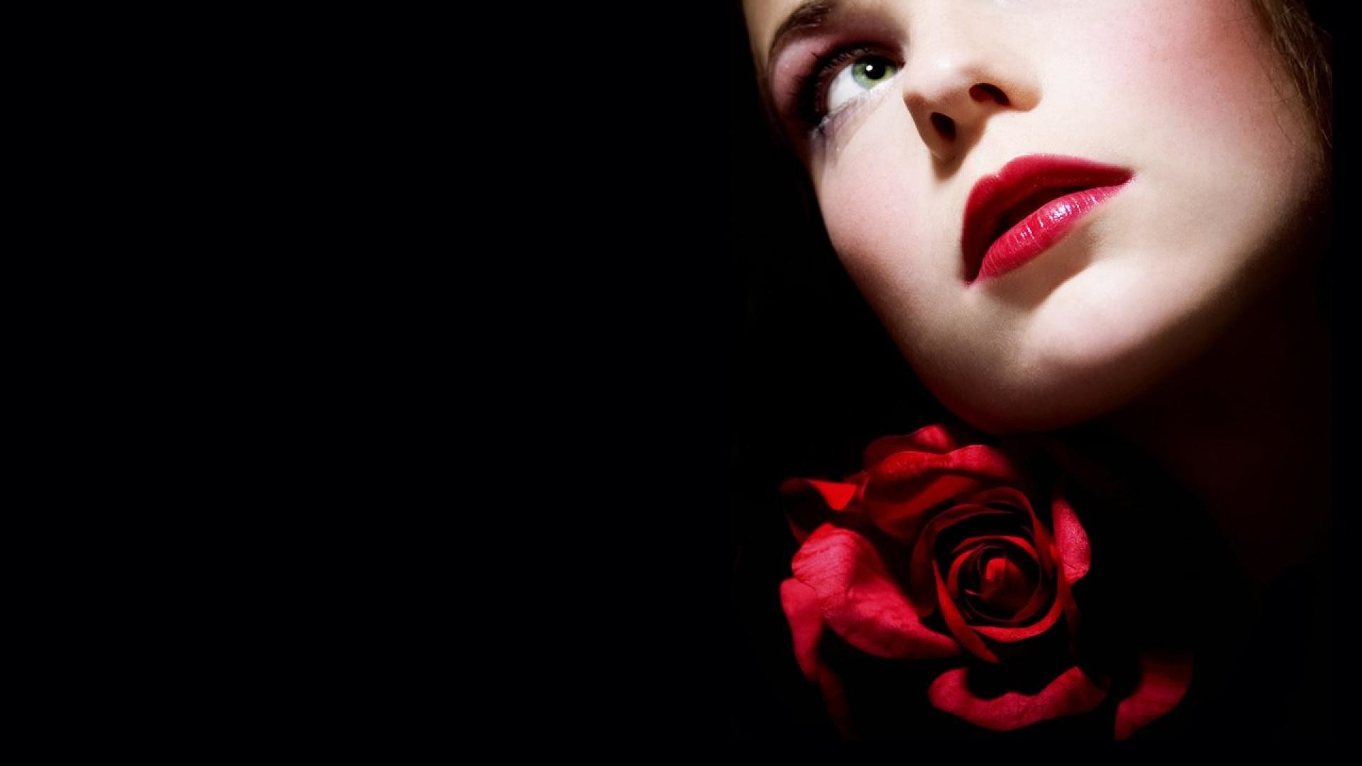 Девушка с розами на тёмном фоне