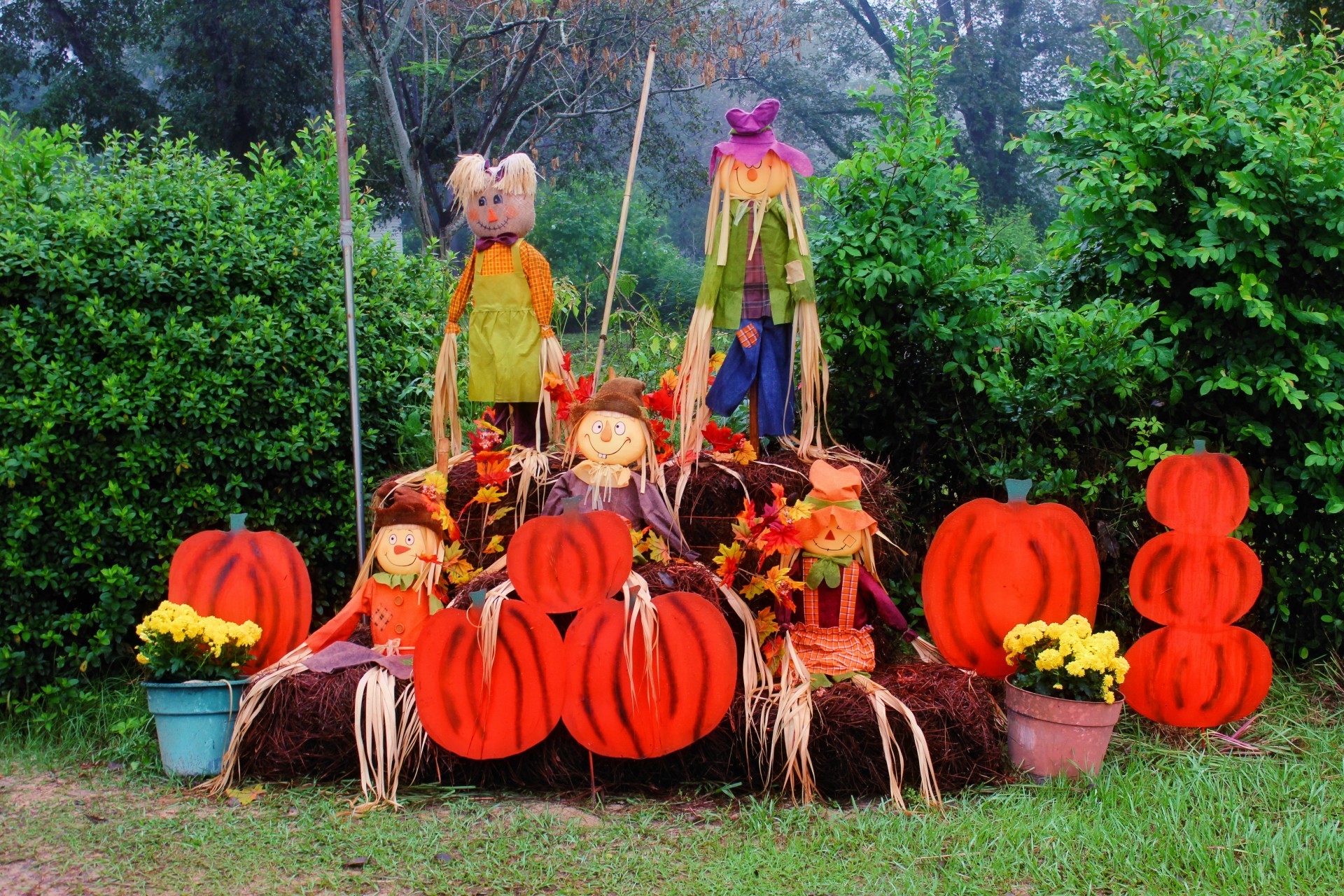 1920x1280 scarecrow,pumpkin,leaves,fall,harvest,autumn,grass,bushes,