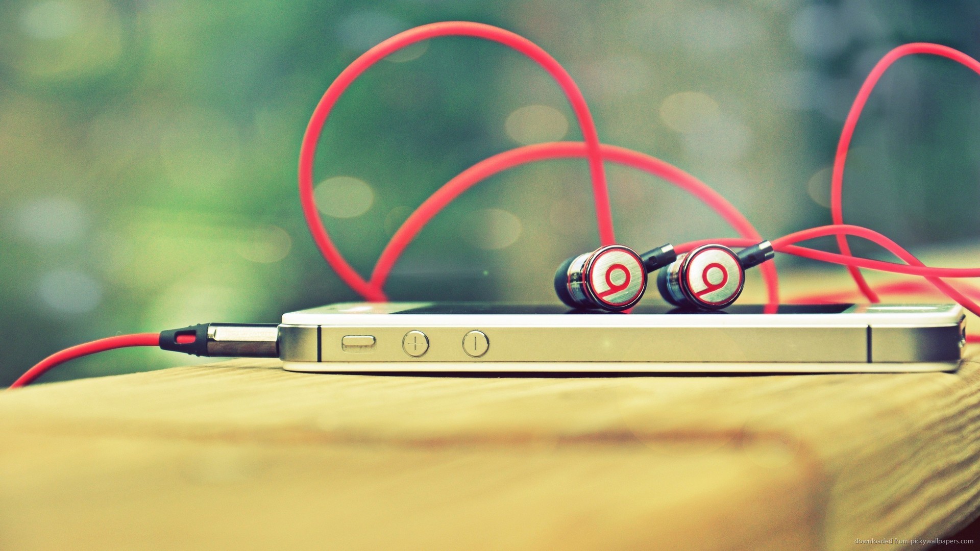 1920x1080 HD iPhone 4S with Beats wallpaper