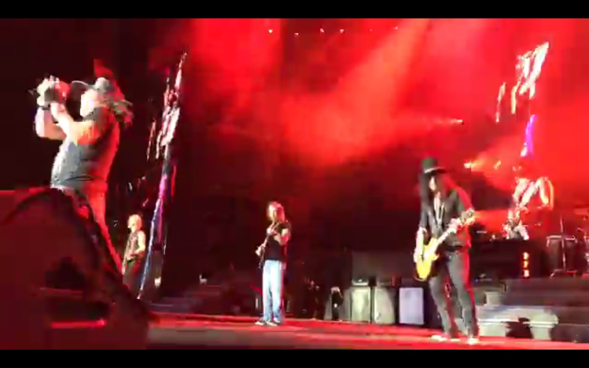 1920x1200 Gestern spielten Guns N' Roses in Hannover. GewitterstÃ¼rme sorgten fÃ¼r  VerzÃ¶gerungen. DafÃ¼r gab es aber einen Ãberraschungsauftritt von AC/DCs  Angus Young.