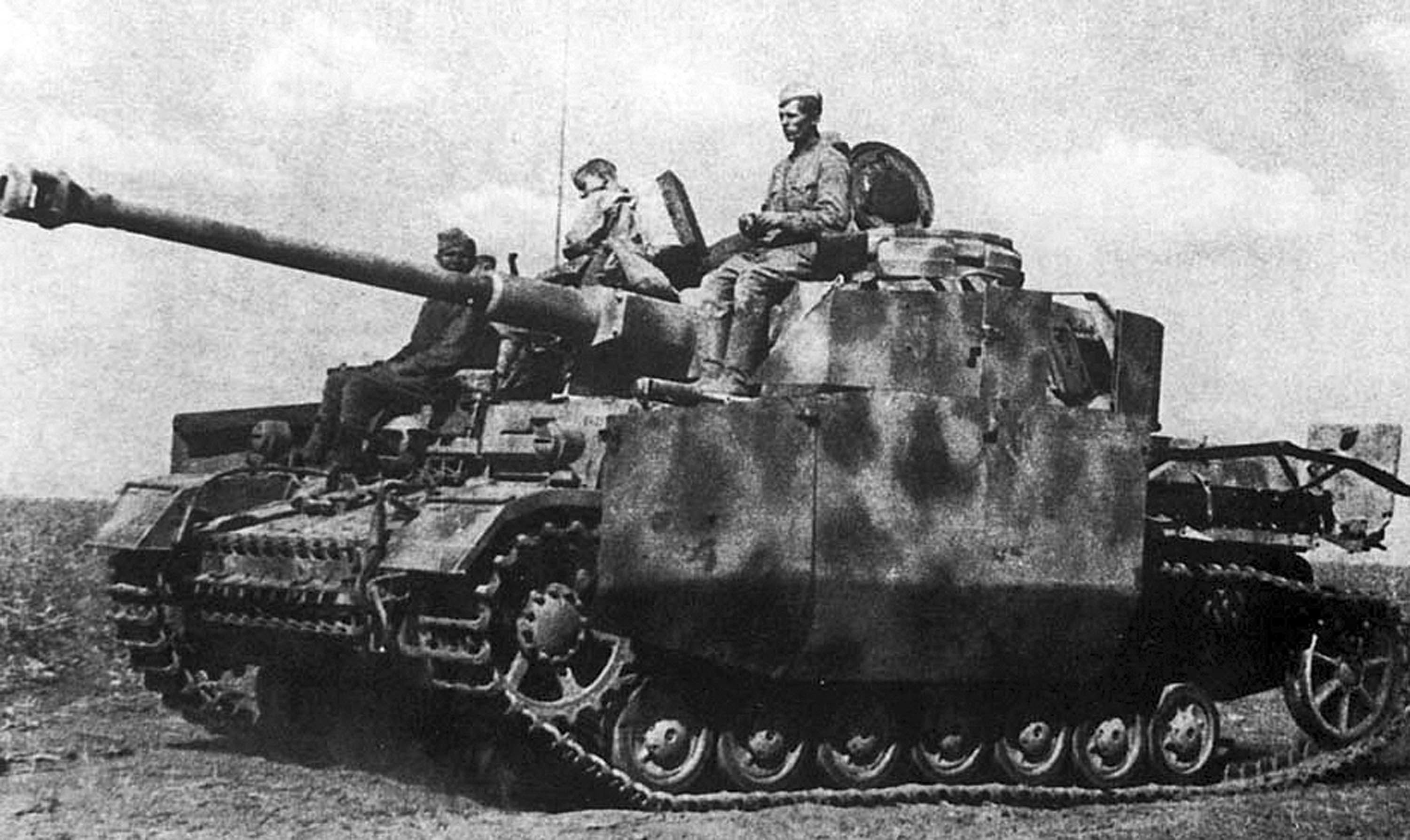 3000x1788 Soviet troops relax atop a captured German Panzer IV. Note the schÃ¼rzen  slat armor applied